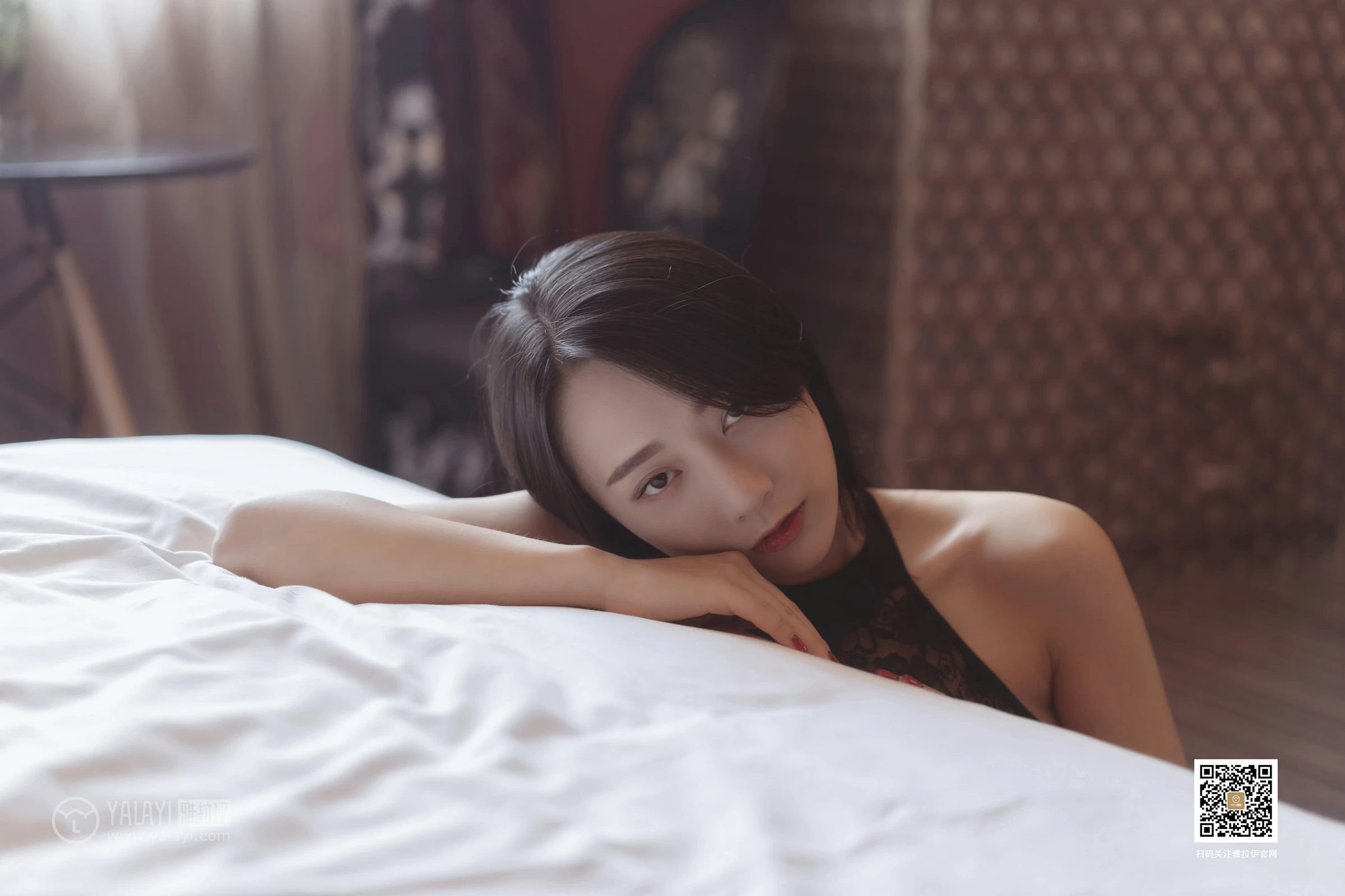 [YALAYI雅拉伊]No.389 睡美人 何嘉颖 黑色透视镂空情趣内衣性感私房写真集第10张