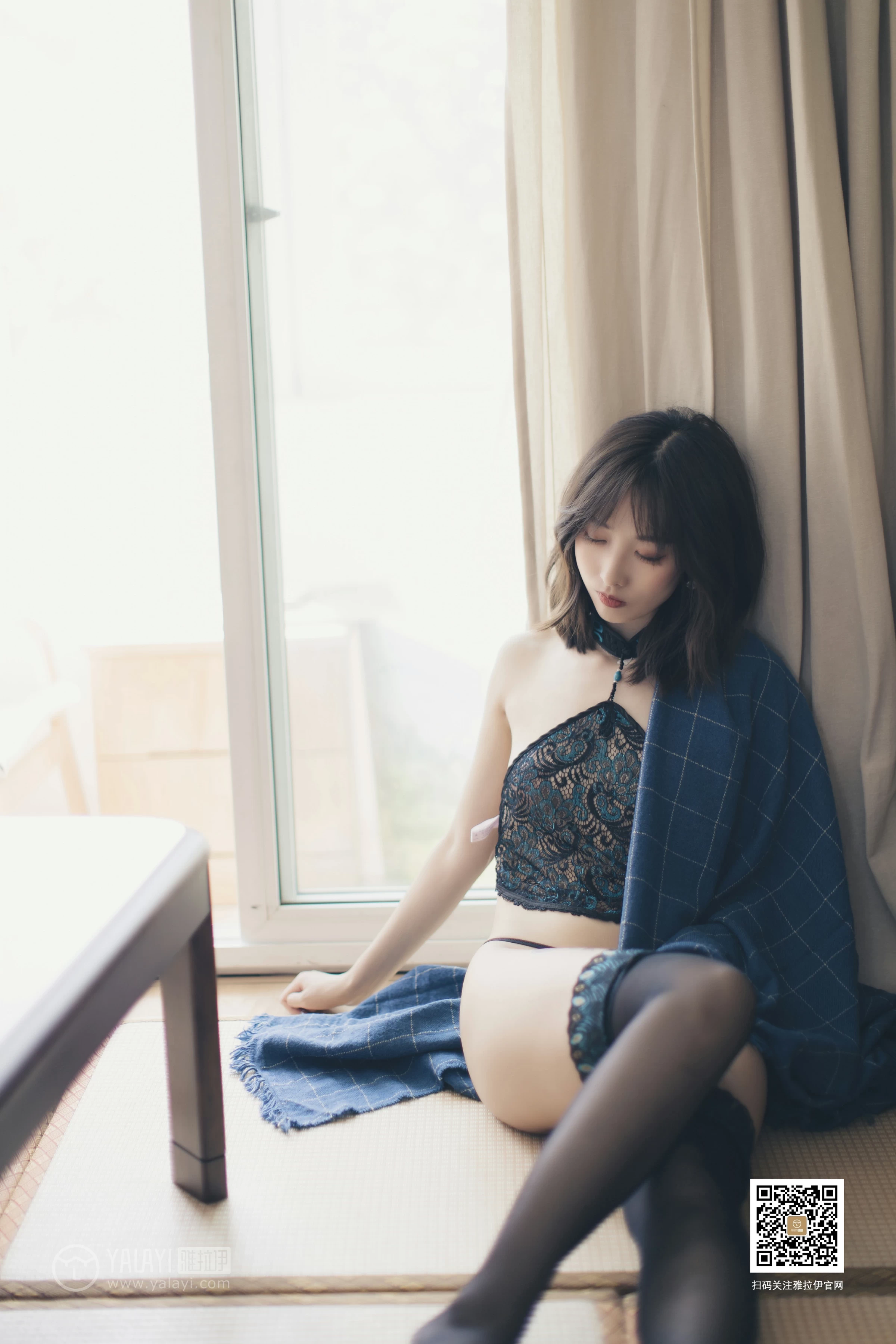 [YALAYI雅拉伊]No.393 丝情袜意 佳佳 情趣透视镂空肚兜加黑色丝袜美腿性感私房写真集第7张