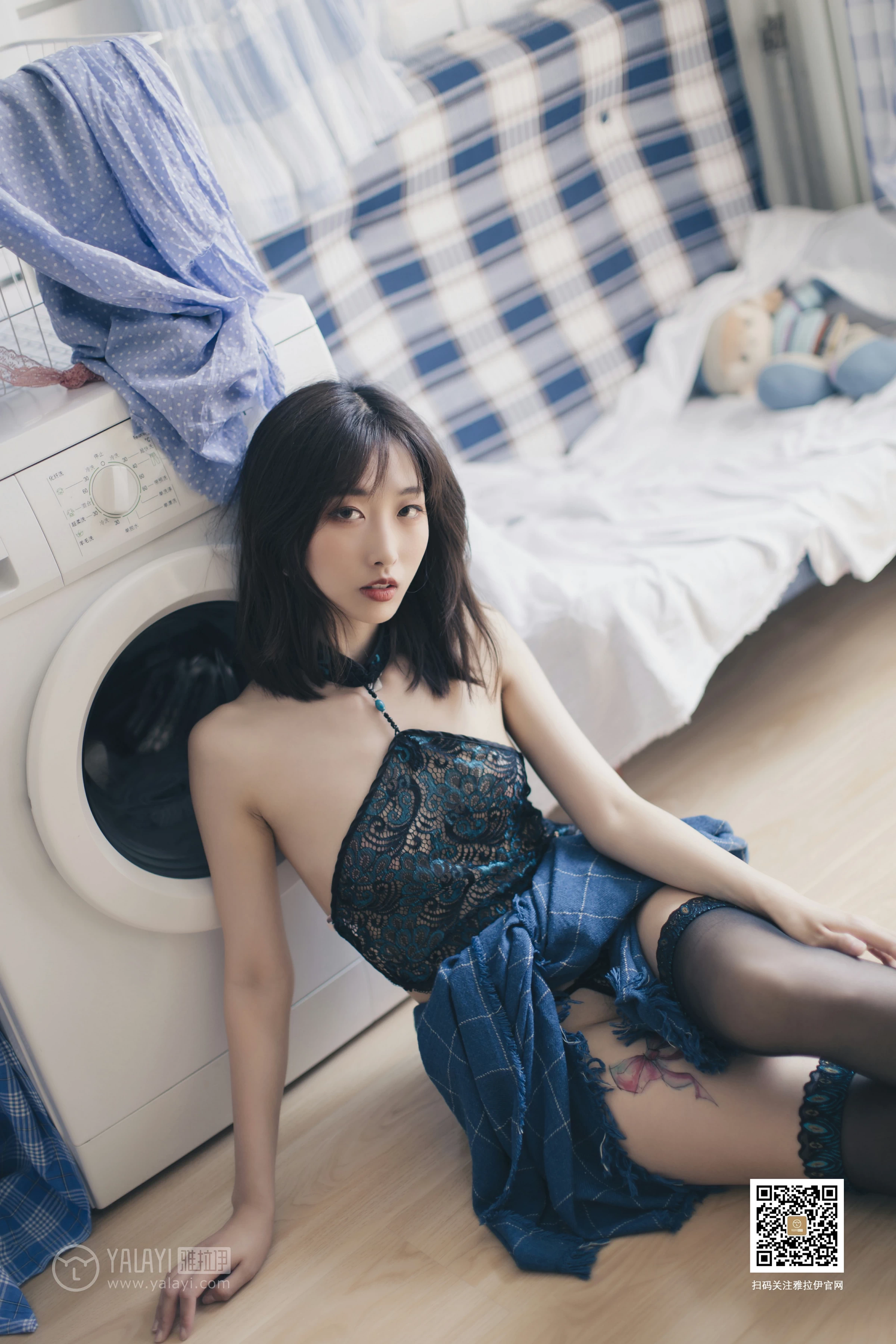 [YALAYI雅拉伊]No.393 丝情袜意 佳佳 情趣透视镂空肚兜加黑色丝袜美腿性感私房写真集第11张