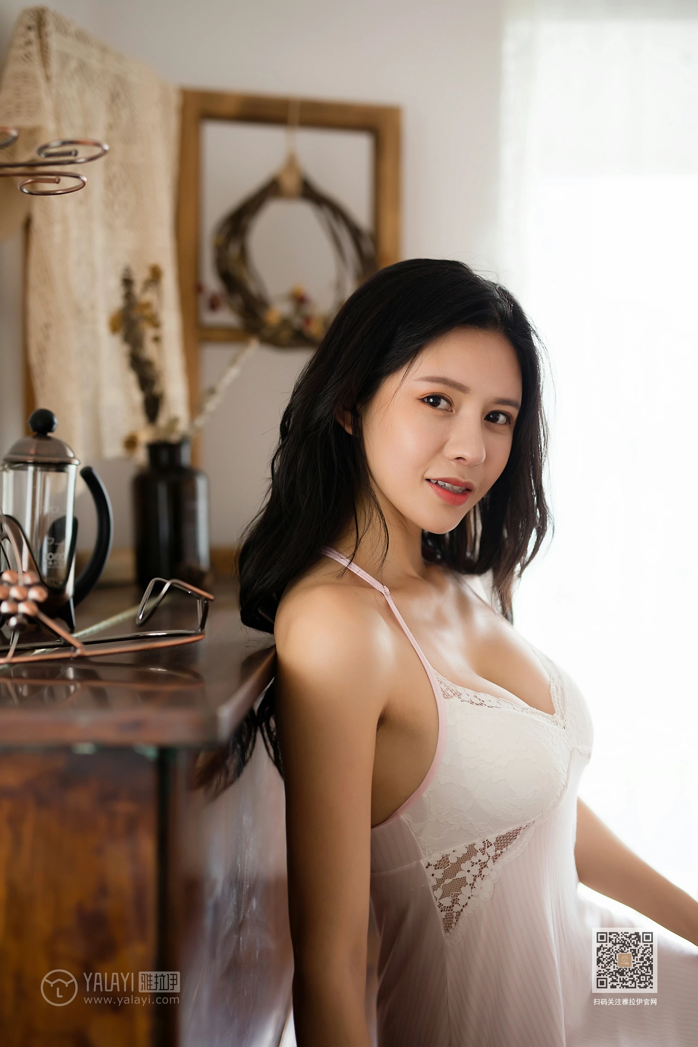 [YALAYI雅拉伊]No.400 想念你 瑶瑶 白色吊带蕾丝睡衣裙居家性感私房写真集第6张