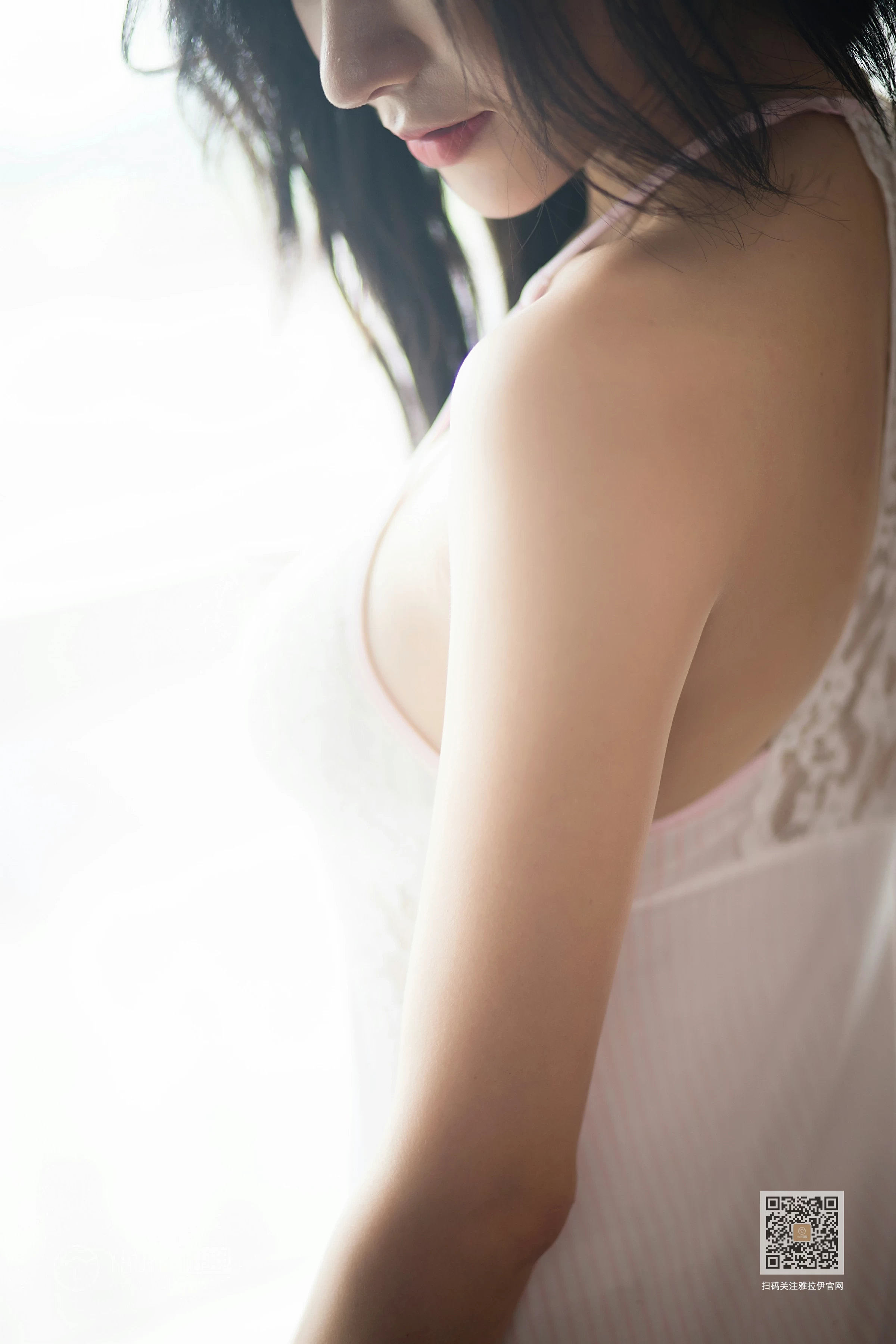 [YALAYI雅拉伊]No.400 想念你 瑶瑶 白色吊带蕾丝睡衣裙居家性感私房写真集第15张