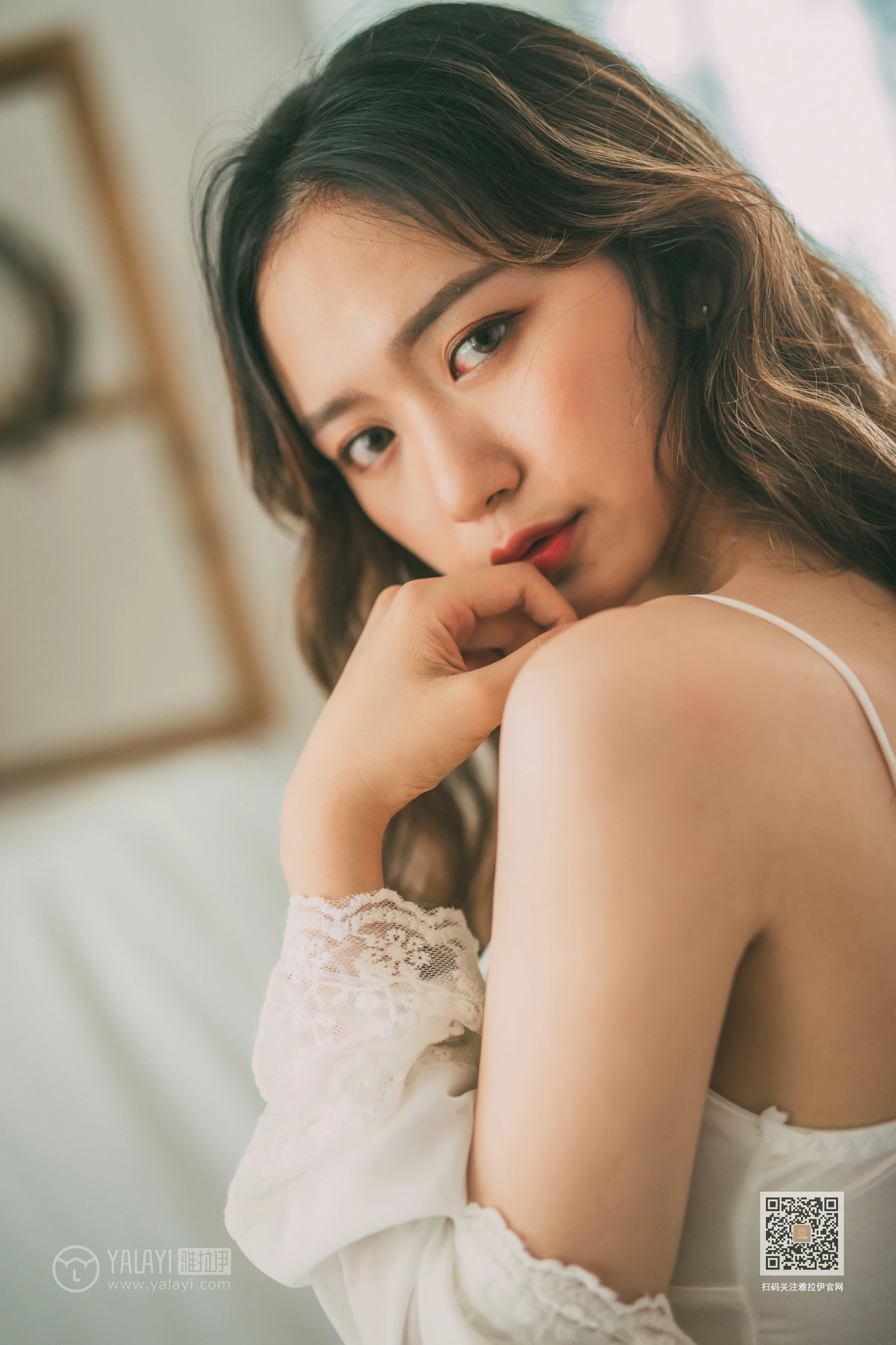 [YALAYI雅拉伊]Vol.408 写生模特 晓琳 白色透视睡衣加白色内衣性感私房写真集第5张