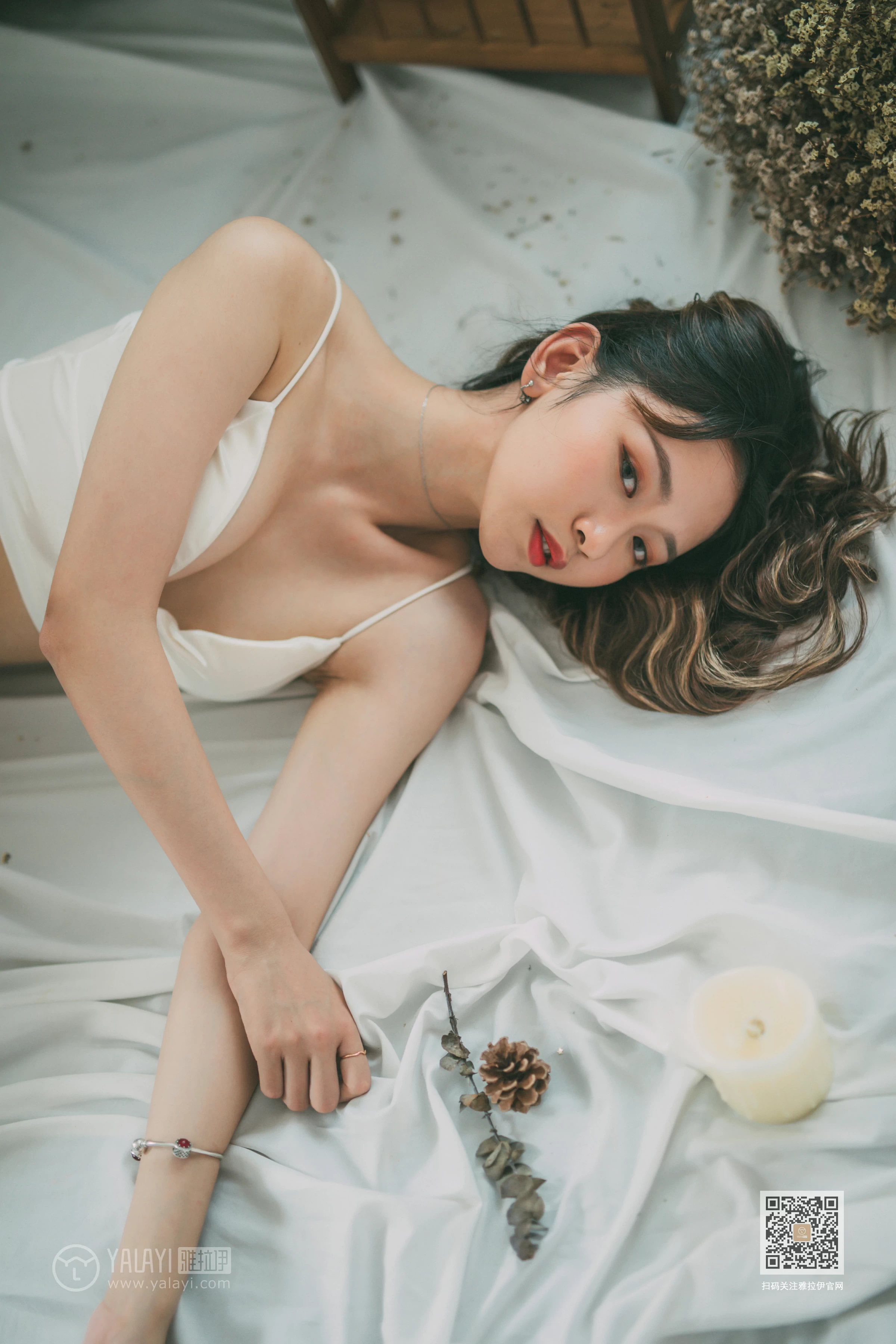 [YALAYI雅拉伊]Vol.408 写生模特 晓琳 白色透视睡衣加白色内衣性感私房写真集第13张