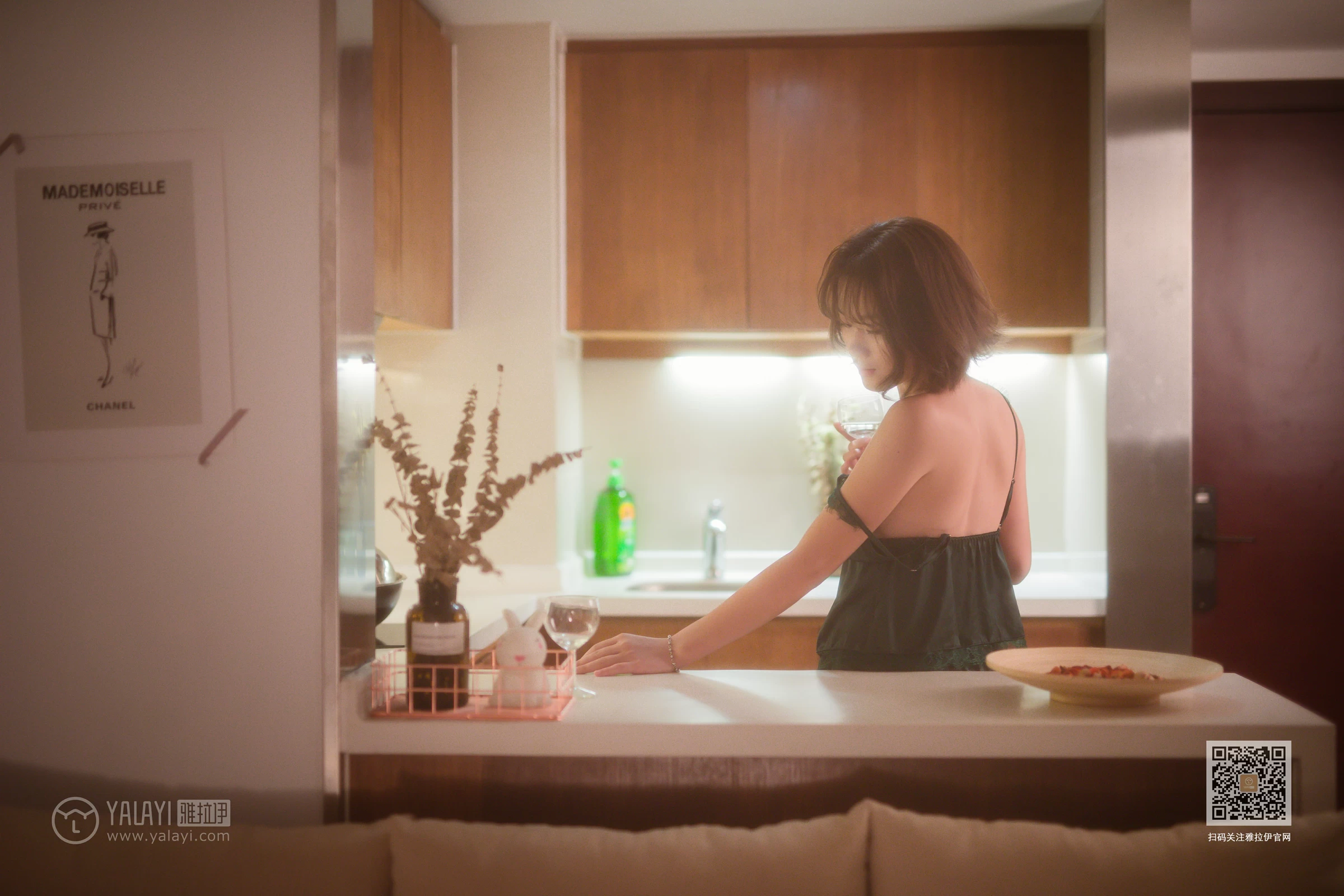 [YALAYI雅拉伊]Vol.412 特技小厨娘 良子 吊带睡衣加蕾丝短裤性感私房写真集第5张