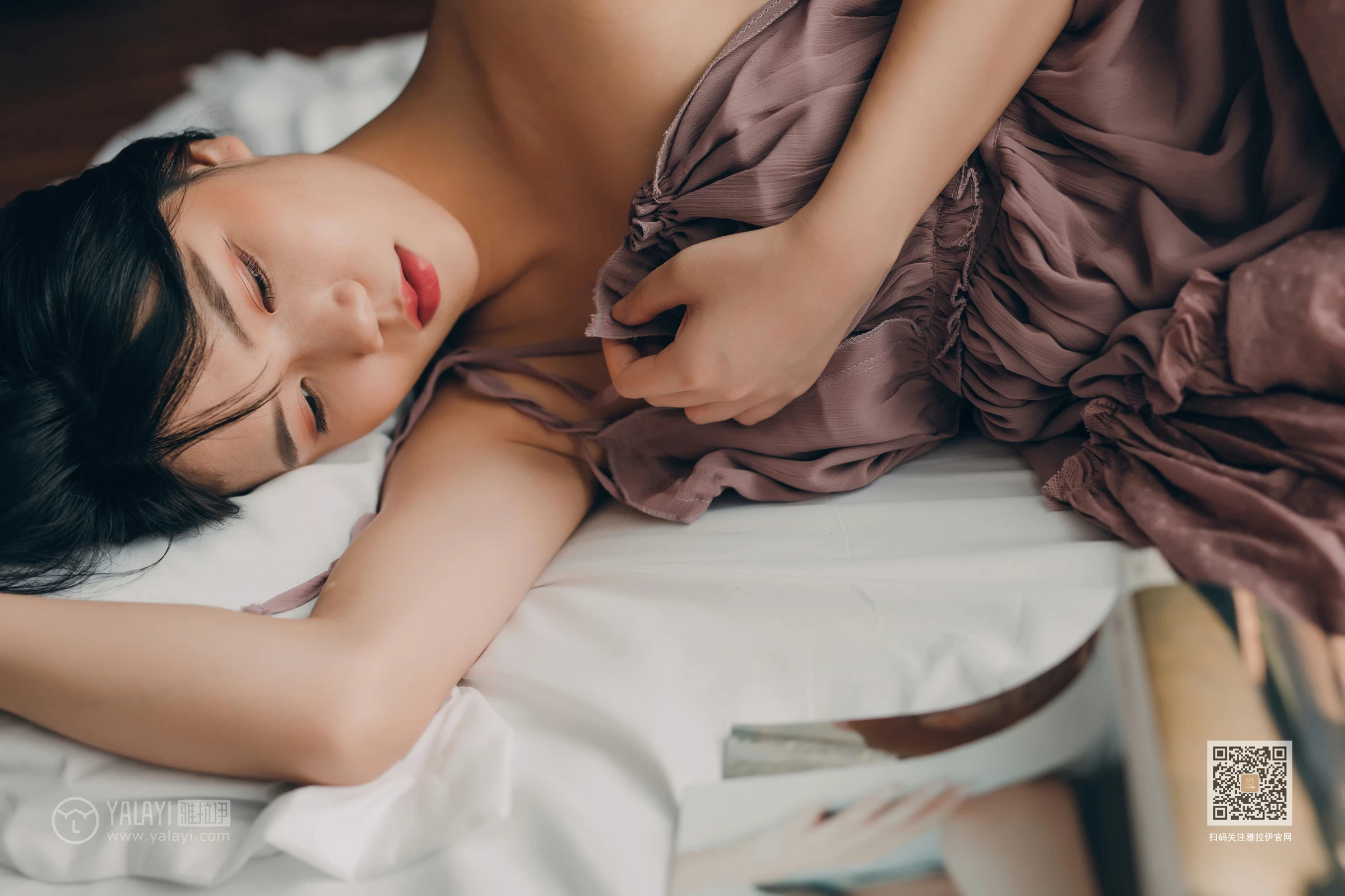[YALAYI雅拉伊]Vol.414 缠绵 倪倪 棕色吊带睡衣裙居家性感私房写真集第11张