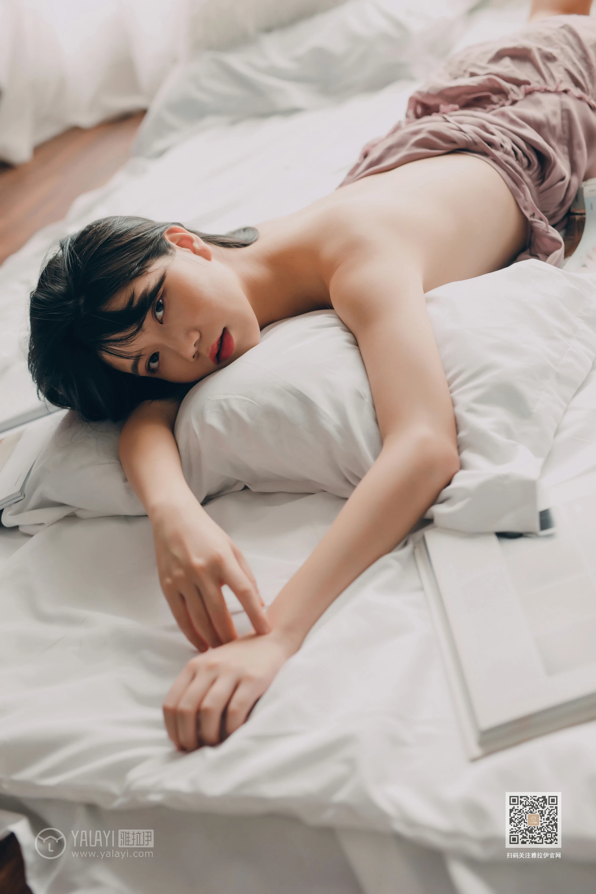 [YALAYI雅拉伊]Vol.414 缠绵 倪倪 棕色吊带睡衣裙居家性感私房写真集第13张