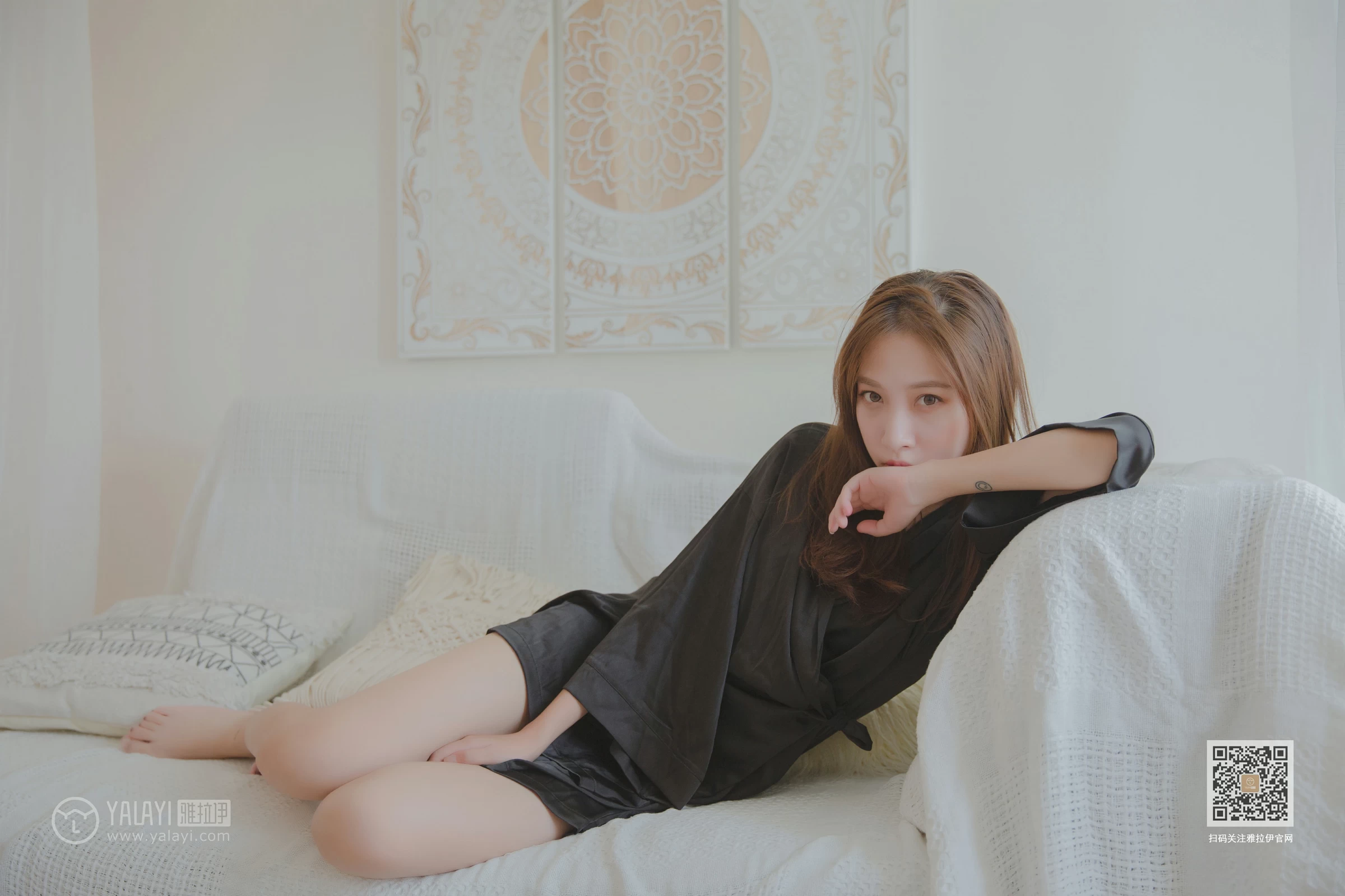 [YALAYI雅拉伊]Vol.416 白加黑 蓝心 黑色真丝睡衣加黑色蕾丝内衣性感私房写真集第2张