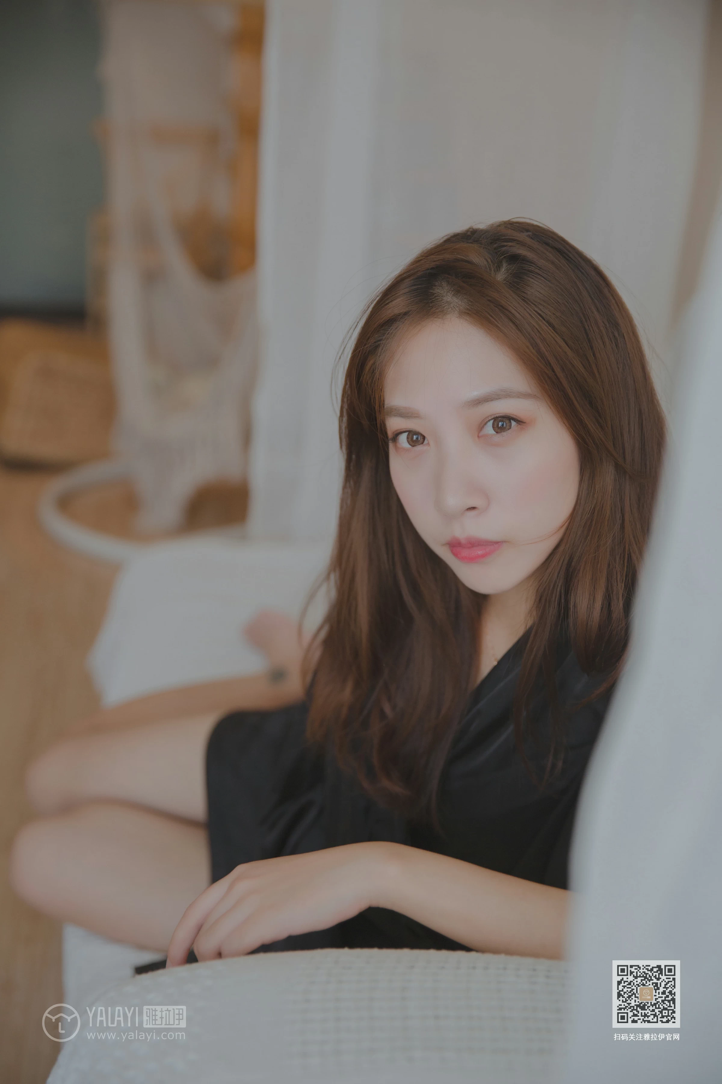 [YALAYI雅拉伊]Vol.416 白加黑 蓝心 黑色真丝睡衣加黑色蕾丝内衣性感私房写真集第3张