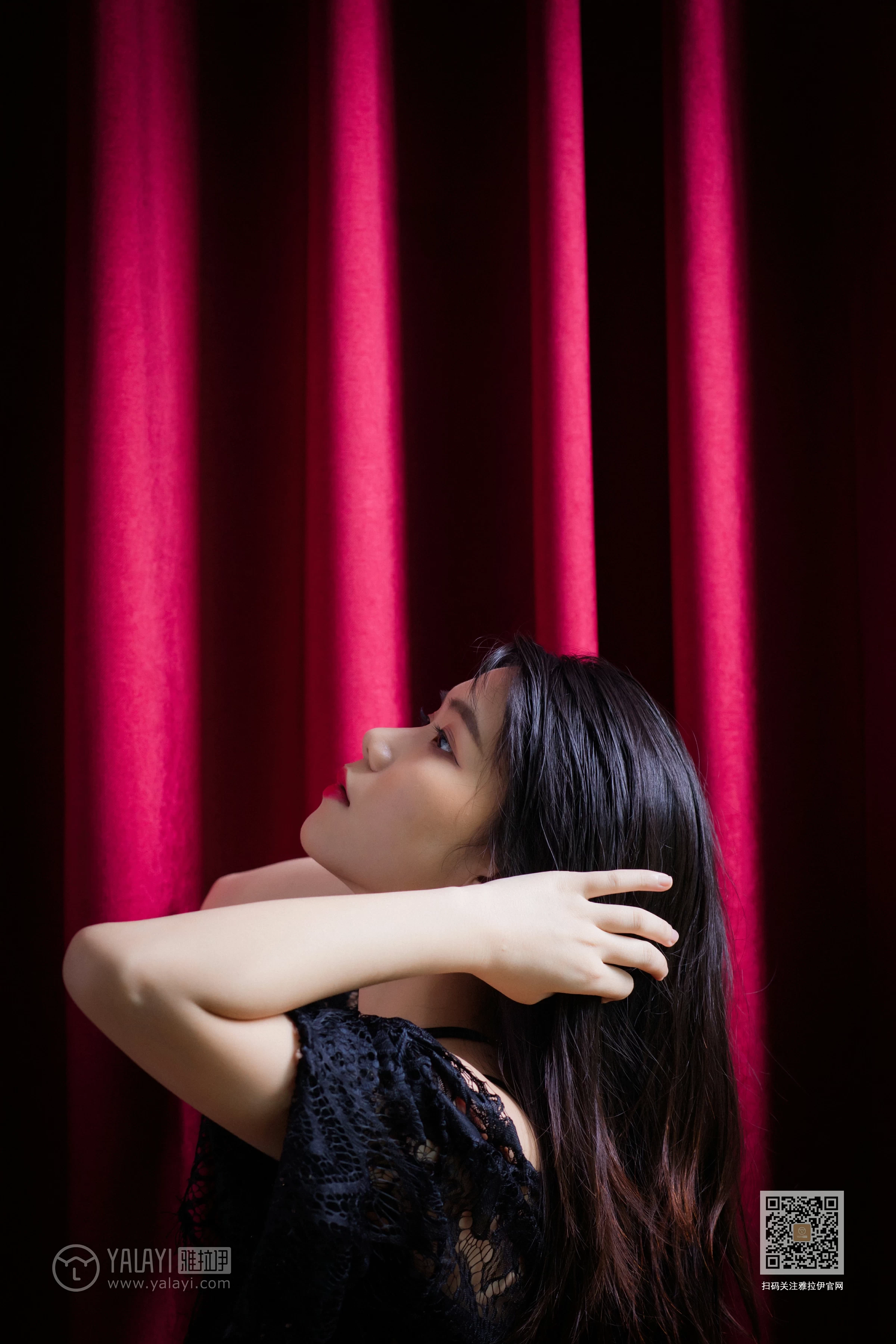 [YALAYI雅拉伊]Vol.422 幕后女友 倪倪 黑色透视镂空睡衣加蕾丝情趣内衣性感私房写真集第5张