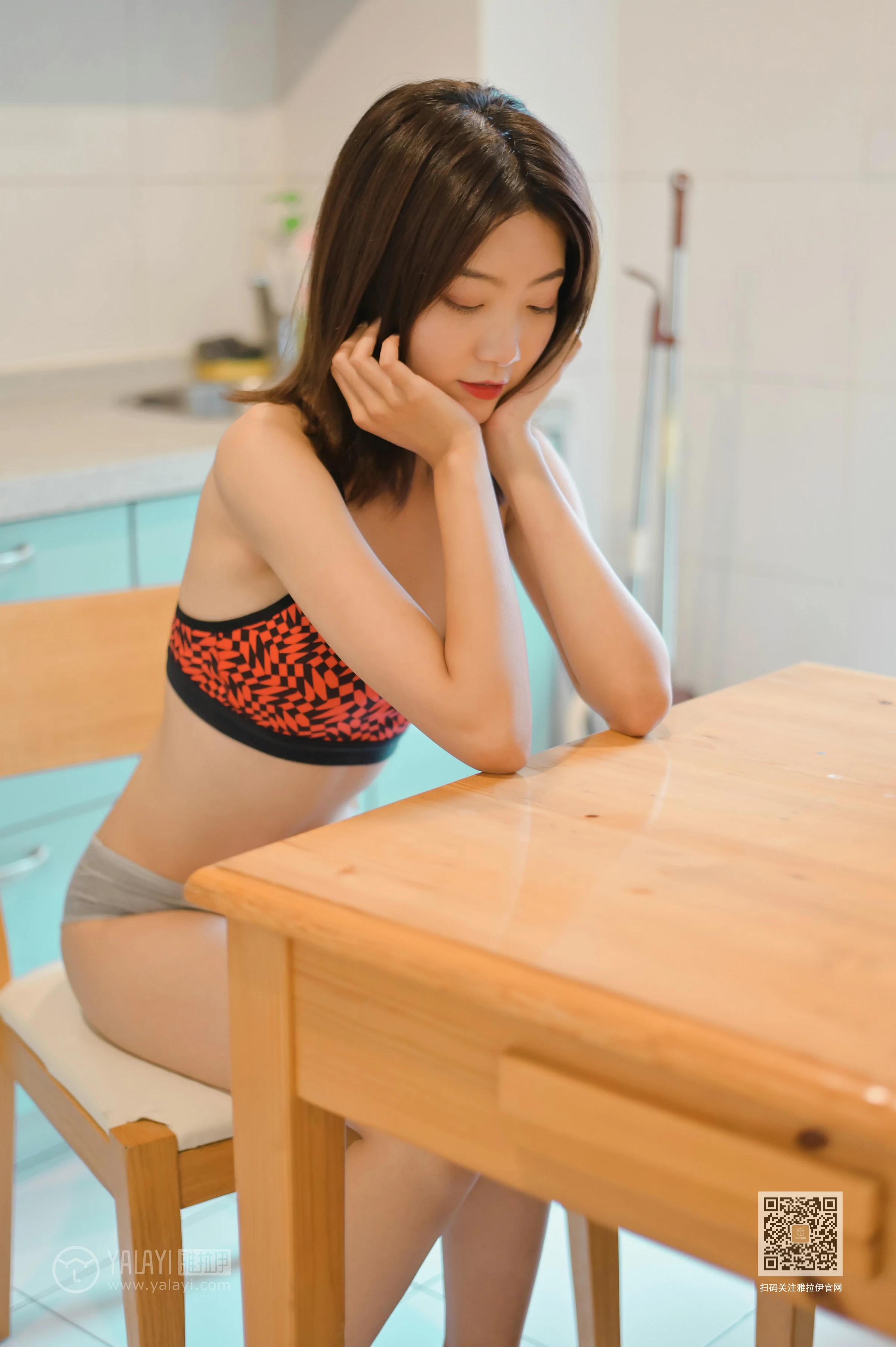 [YALAYI雅拉伊]Vol.434 瑜伽女孩 纹纹 红色运动内衣居家性感私房写真集第3张