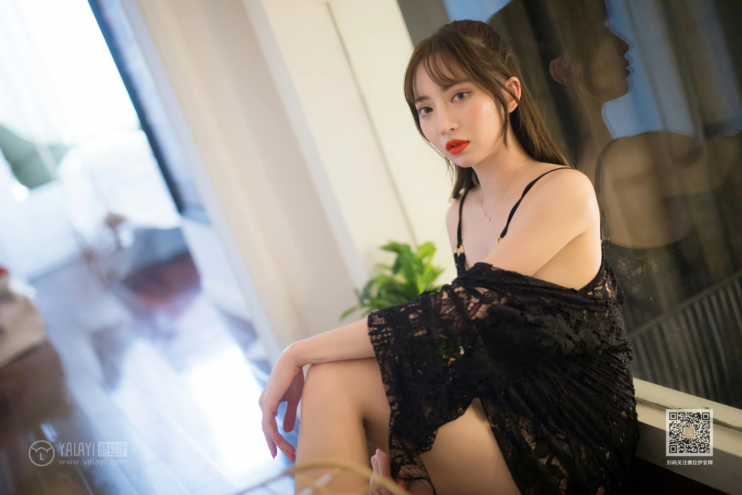 [YALAYI雅拉伊]Vol.435 现代白雪公主 黑色透视镂空睡衣加黑色蕾丝内衣性感私房写真集第6张