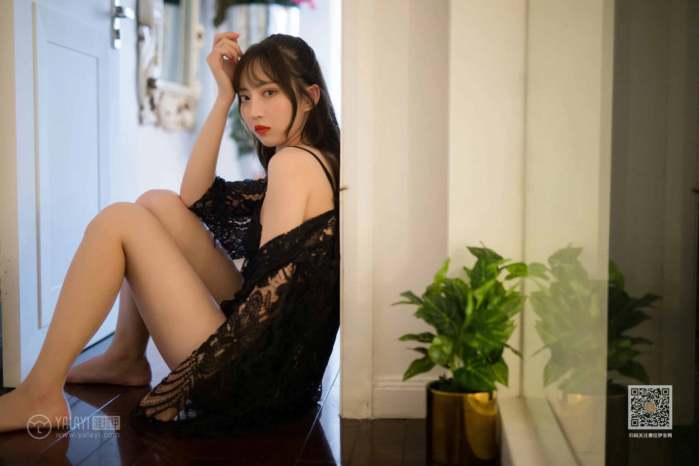 [YALAYI雅拉伊]Vol.435 现代白雪公主 黑色透视镂空睡衣加黑色蕾丝内衣性感私房写真集第2张