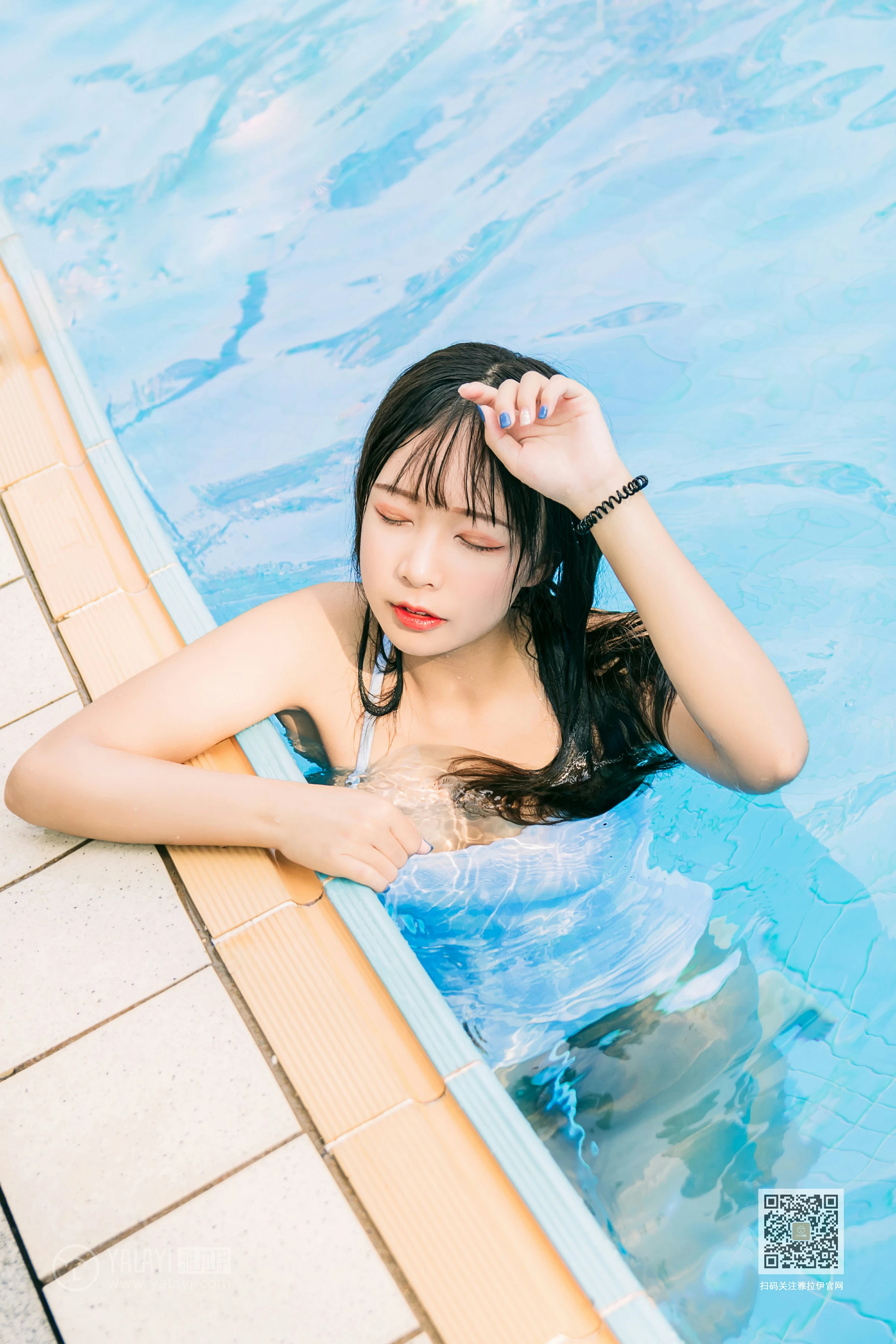 [YALAYI雅拉伊]Vol.437 夏日回憶 阿禾 蓝色连体比基尼泳装性感私房写真集第12张