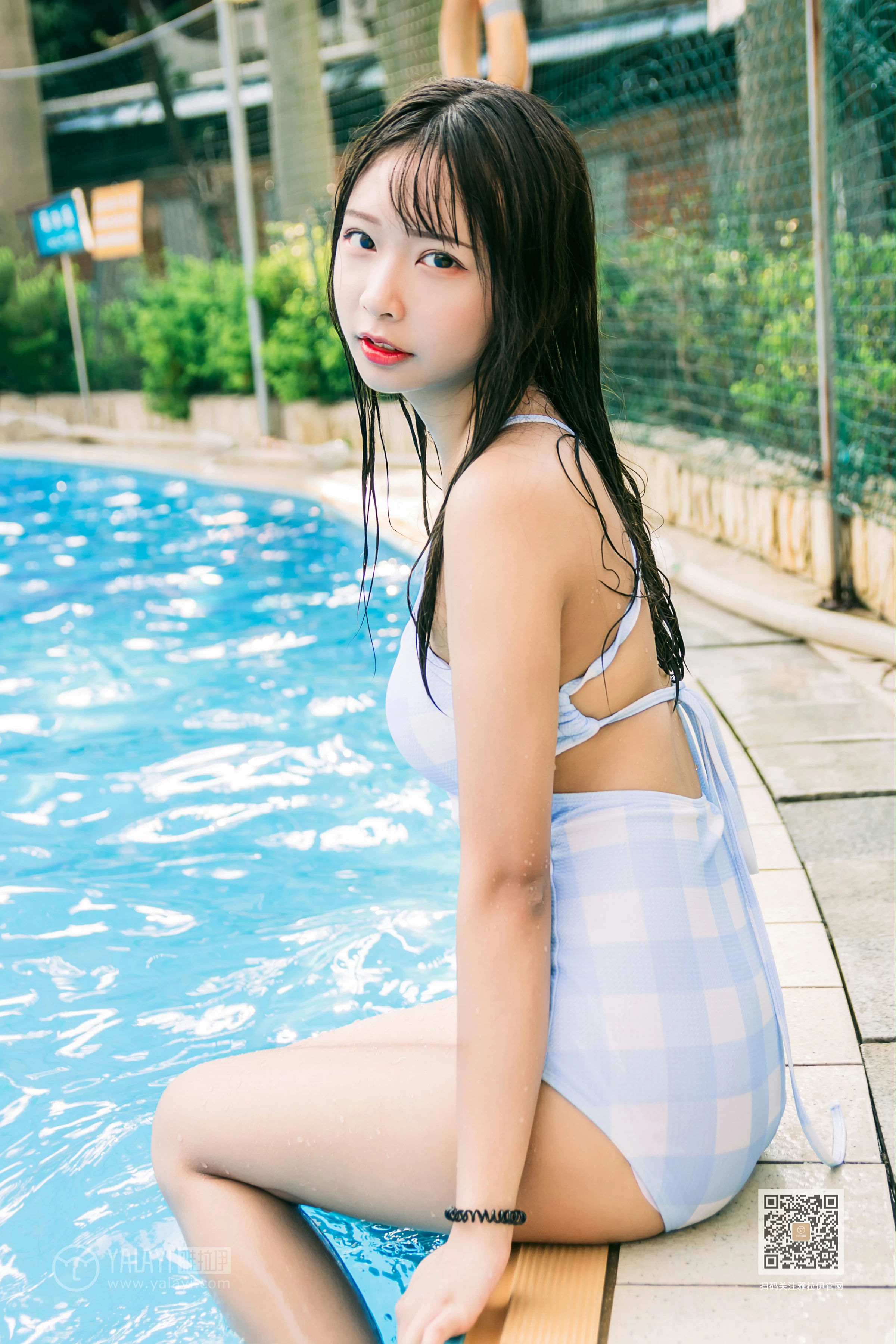 [YALAYI雅拉伊]Vol.437 夏日回憶 阿禾 蓝色连体比基尼泳装性感私房写真集第14张