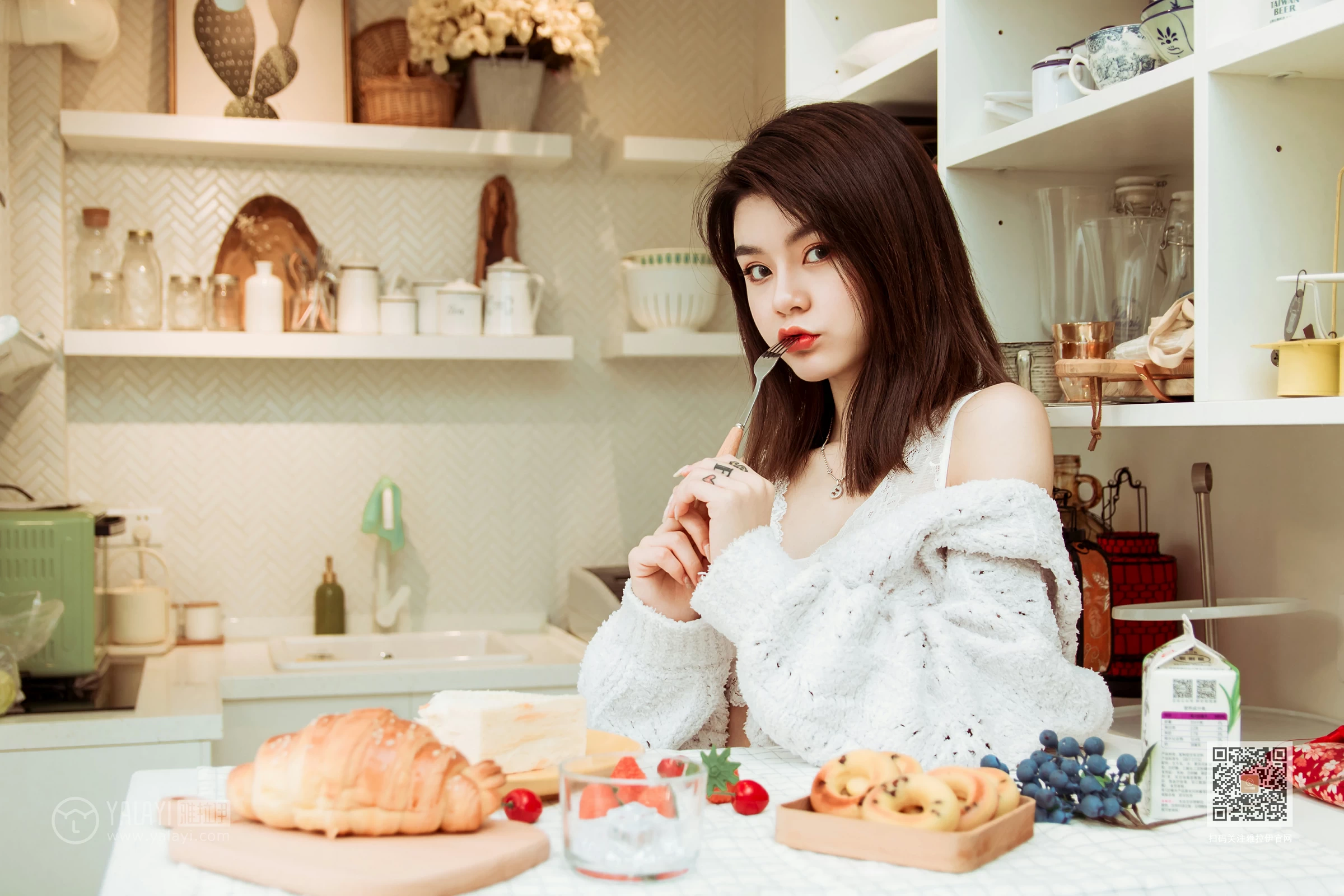 [YALAYI雅拉伊]Vol.444 东京的早餐 慧儿 白色镂空外衣加白色蕾丝内衣性感私房写真集第3张