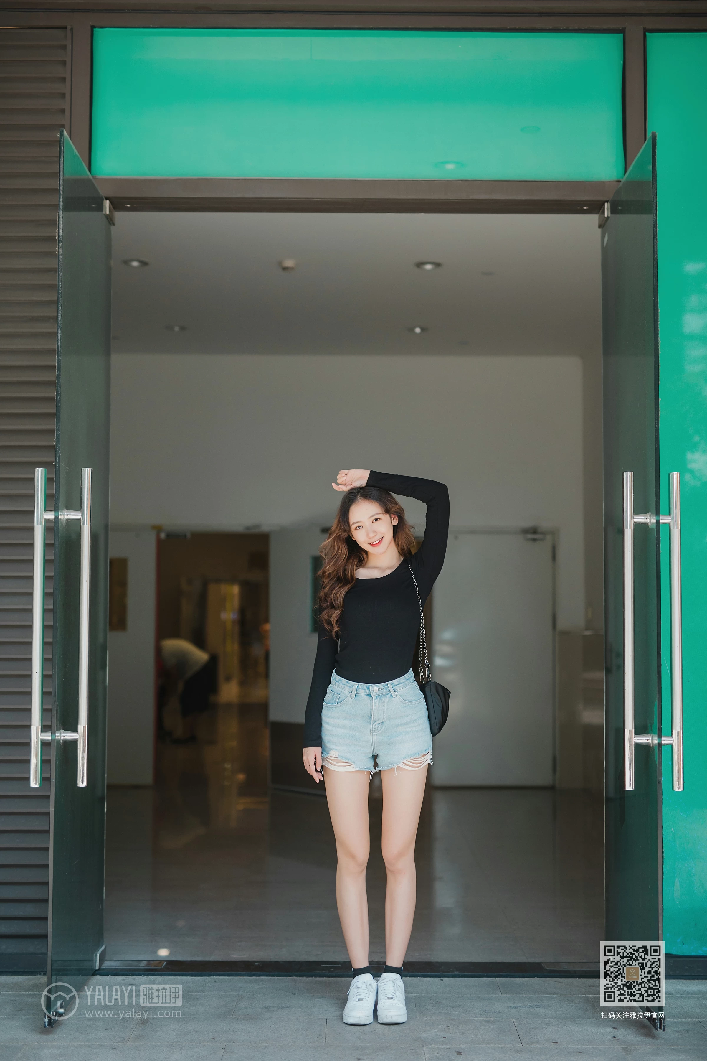 [YALAYI雅拉伊]Vol.484 陪你逛街 晓琳 黑色紧身上衣加牛仔短裤性感私房写真集第15张