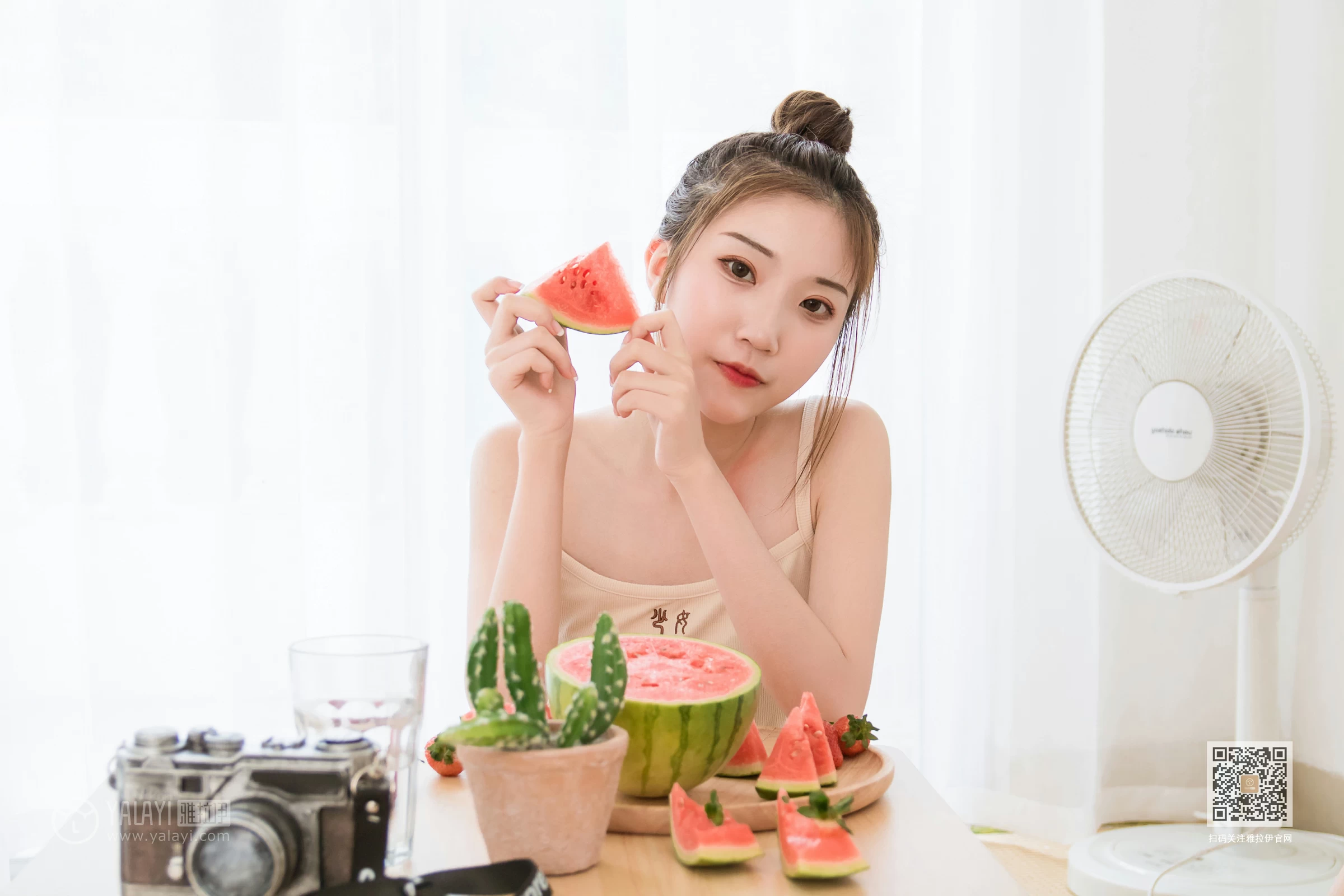 [YALAYI雅拉伊]Vol.486 妹妹来了 大乔&小乔 性感小背心加安全短裤私房写真集第9张