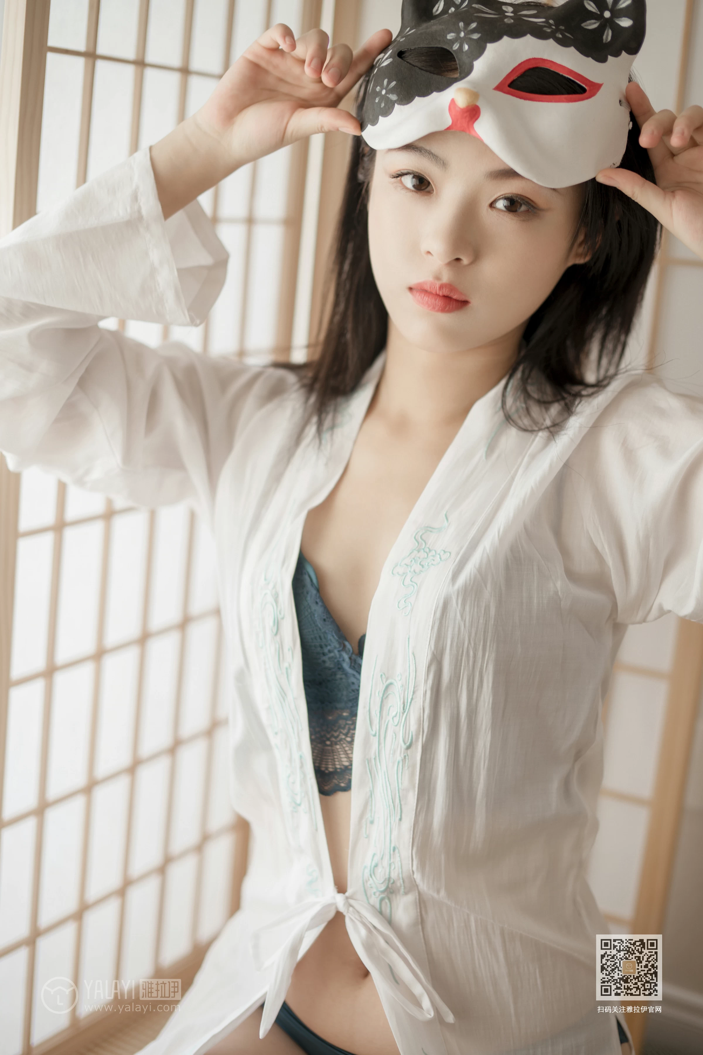 [YALAYI雅拉伊]Vol.492 和风猫女 含嫣 白色透视睡衣加蓝色蕾丝内衣性感私房写真集第3张