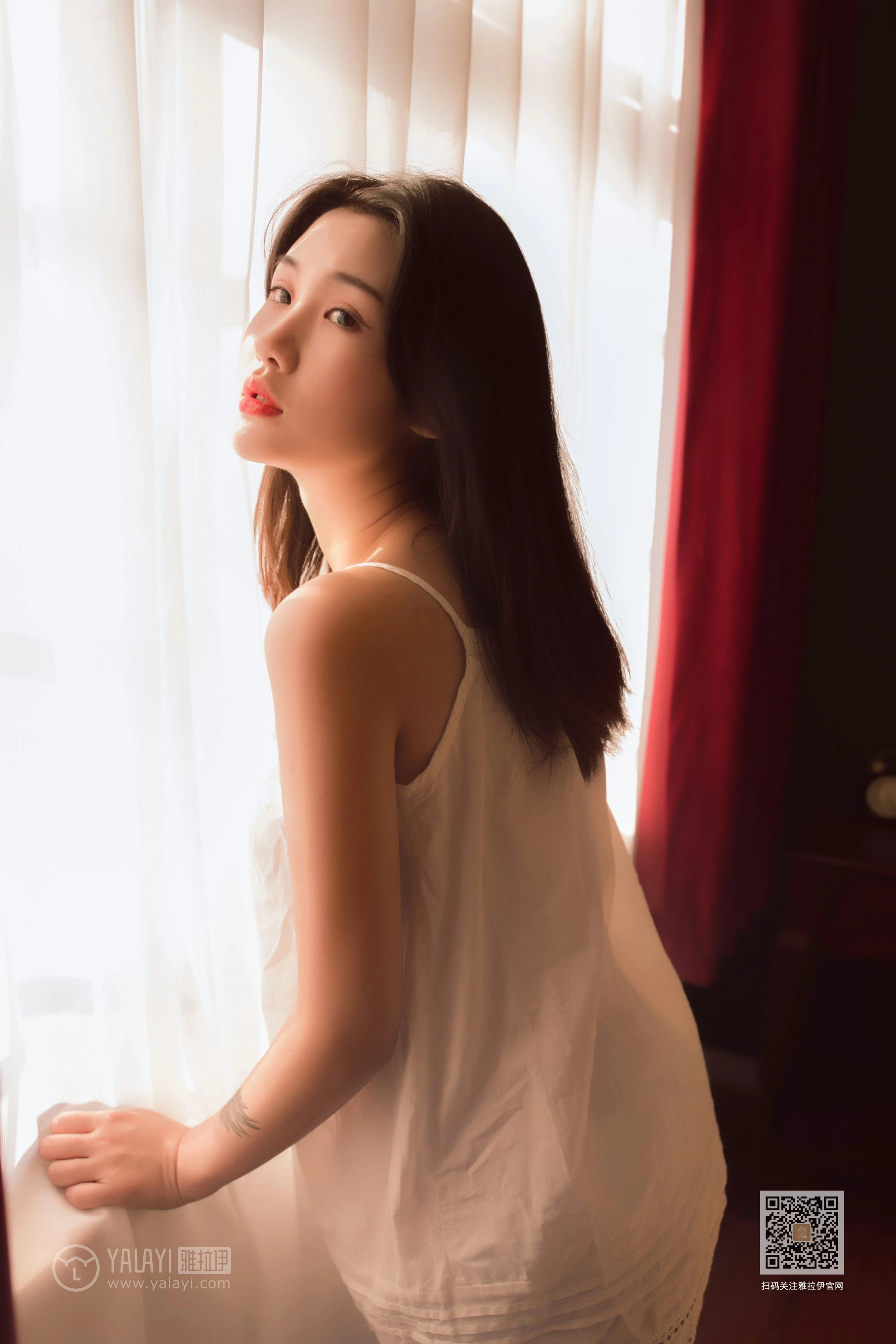 [YALAYI雅拉伊]Vol.493 爱于黄昏后 籹籹仔 白色吊带睡衣居家性感私房写真集第2张