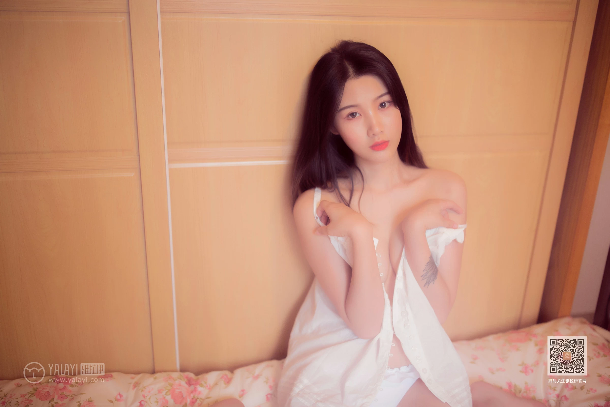 [YALAYI雅拉伊]Vol.493 爱于黄昏后 籹籹仔 白色吊带睡衣居家性感私房写真集第12张