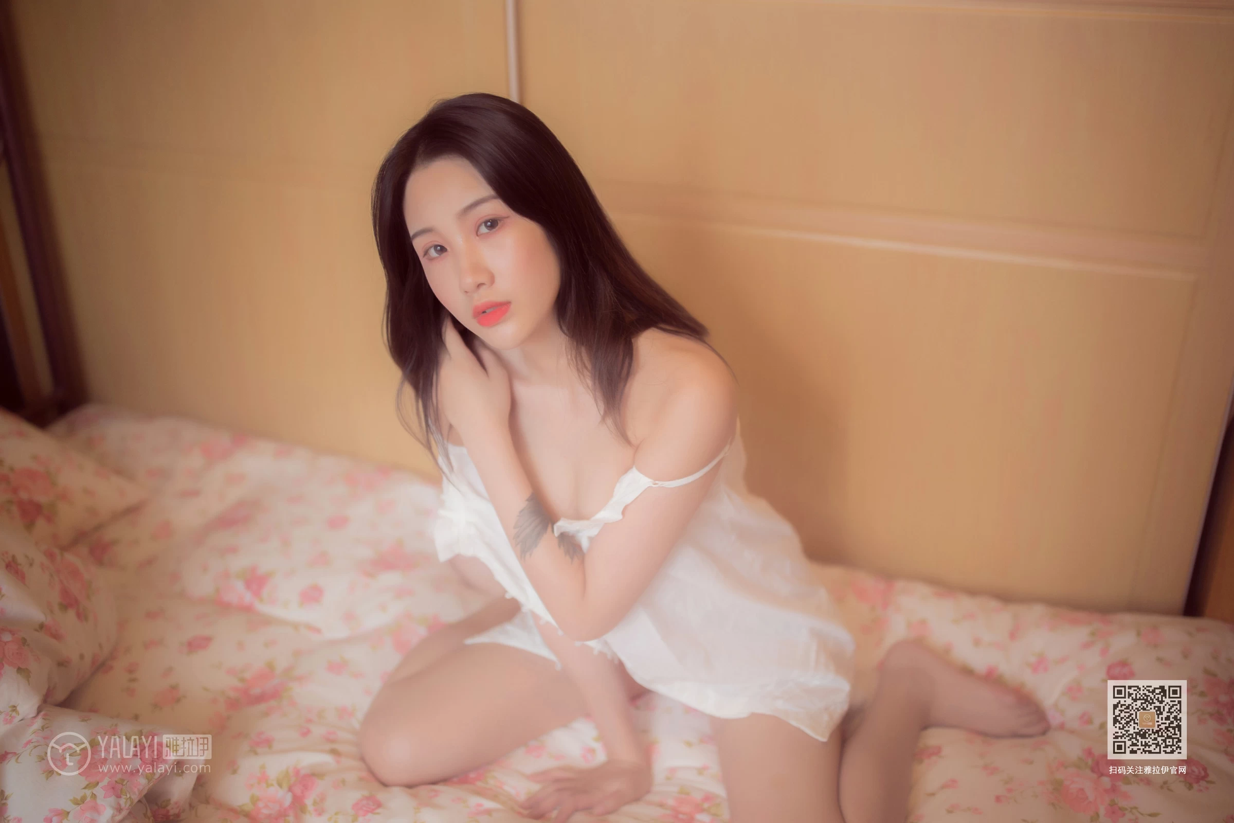 [YALAYI雅拉伊]Vol.493 爱于黄昏后 籹籹仔 白色吊带睡衣居家性感私房写真集第12张
