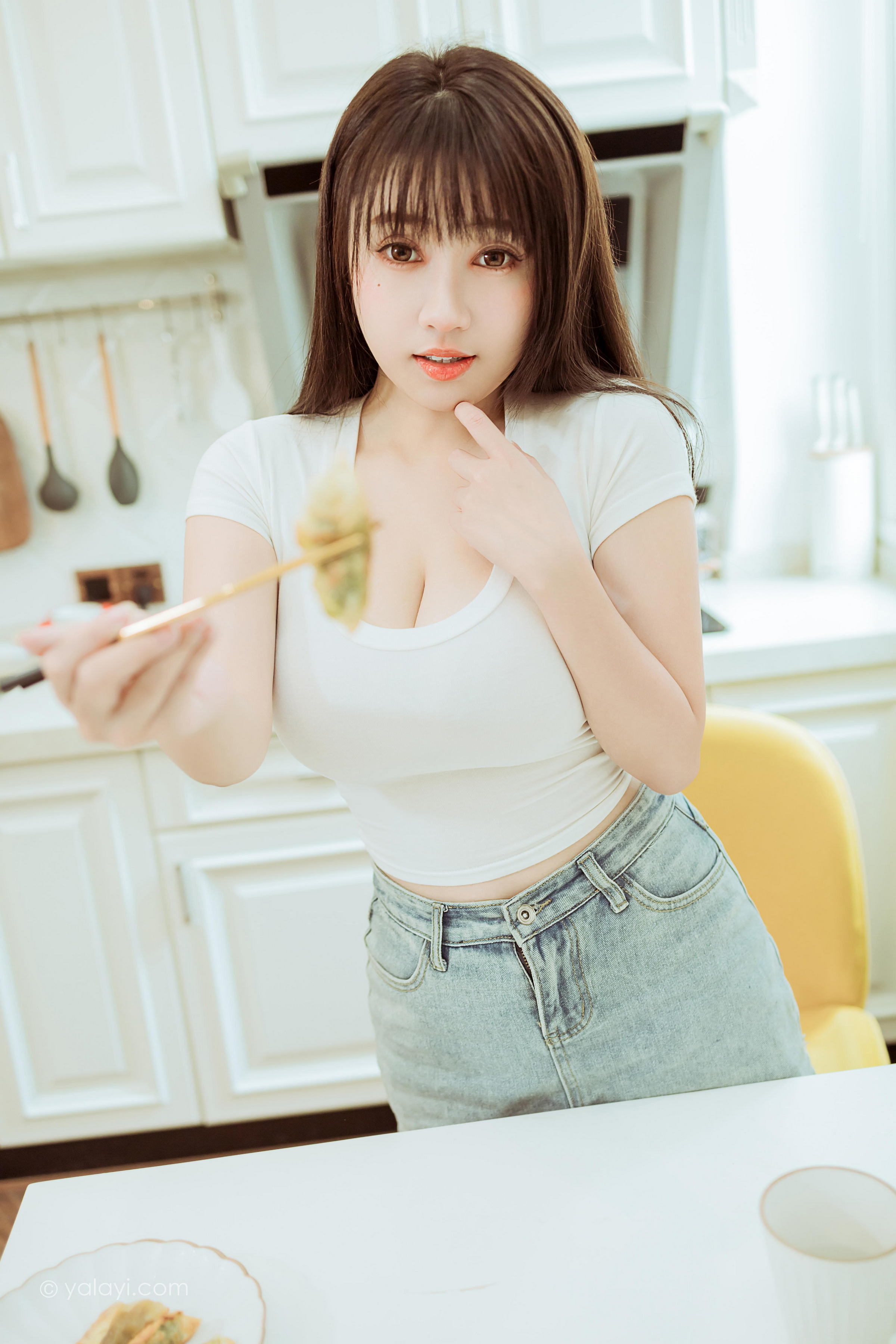 [YALAYI雅拉伊]2022.03.09 你真可爱 虞艺 白色紧身短袖加牛仔短裙性感私房写真集第8张