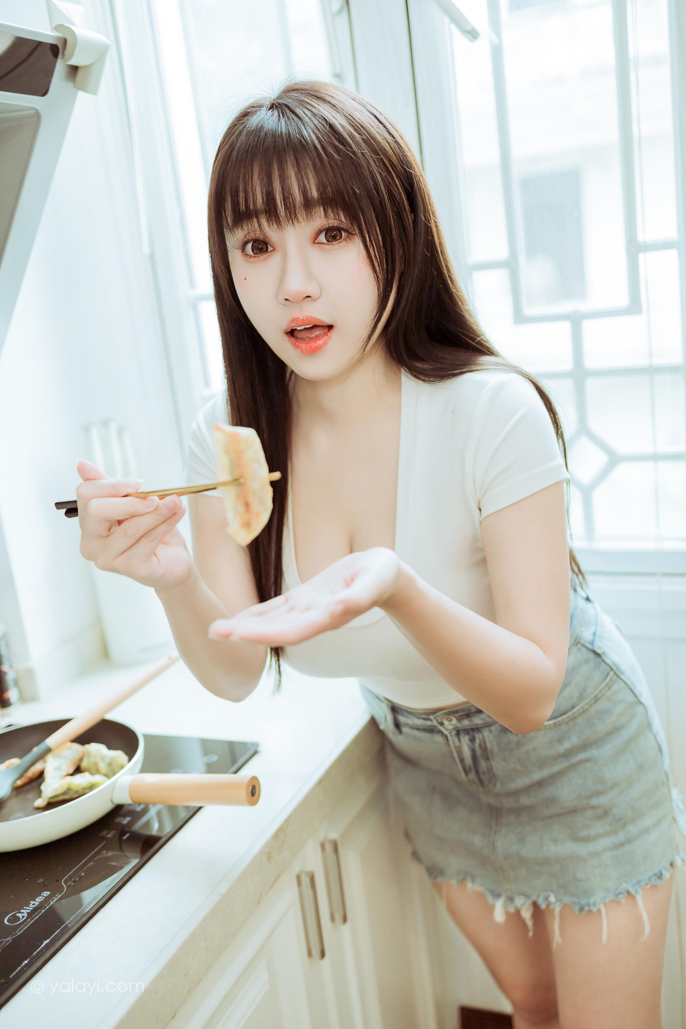 [YALAYI雅拉伊]2022.03.09 你真可爱 虞艺 白色紧身短袖加牛仔短裙性感私房写真集第4张