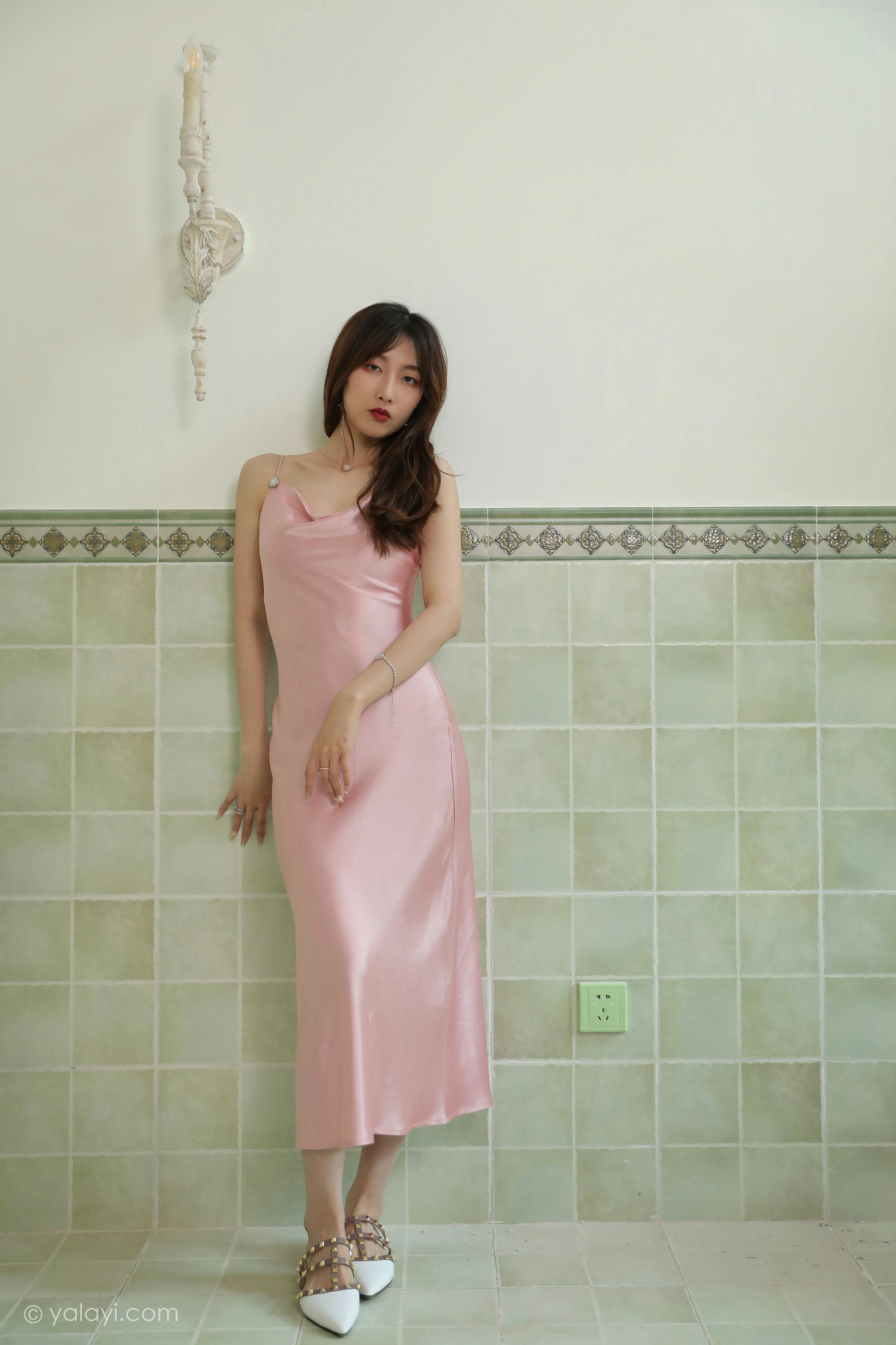 [YALAYI雅拉伊]NO.801 平心静气 佳佳 粉色吊带连衣裙居家私房写真集第4张