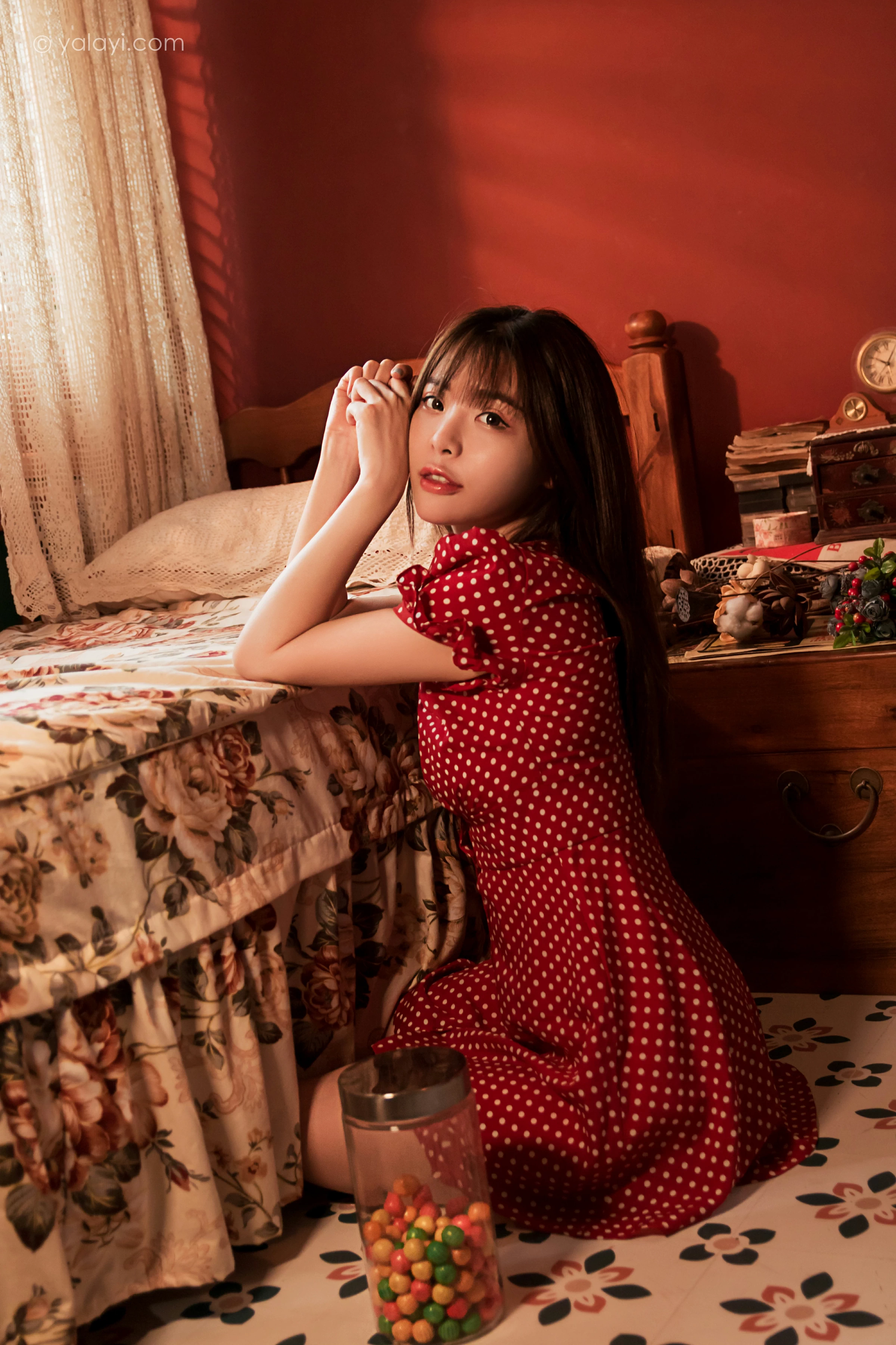 [YALAYI雅拉伊]NO.669 《第一次》 小杨 居家红色连衣裙写真第6张
