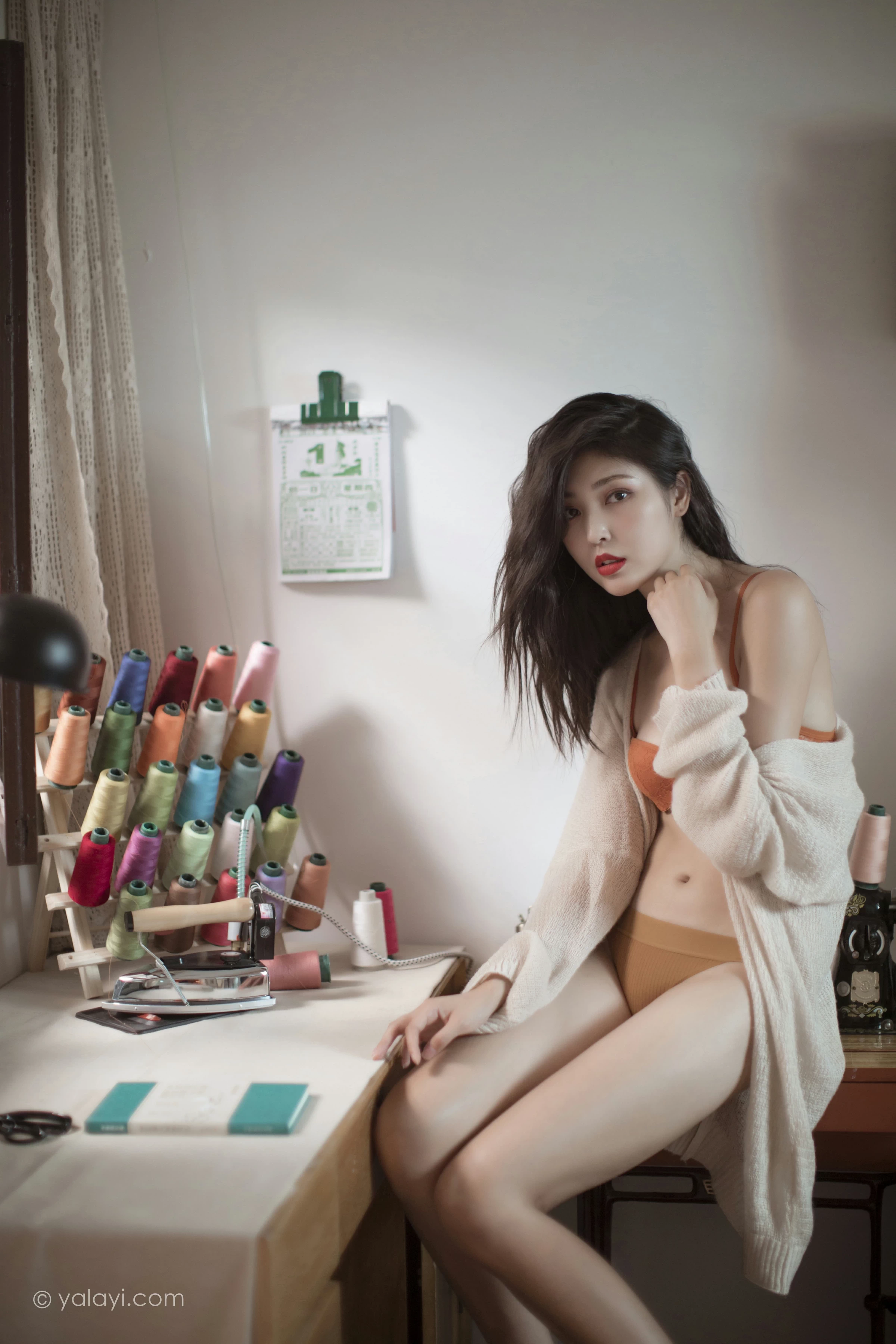 [YALAYI雅拉伊]NO.670 《心动》 苍儿 白色睡袍加橙色内衣性感私房写真集第17张