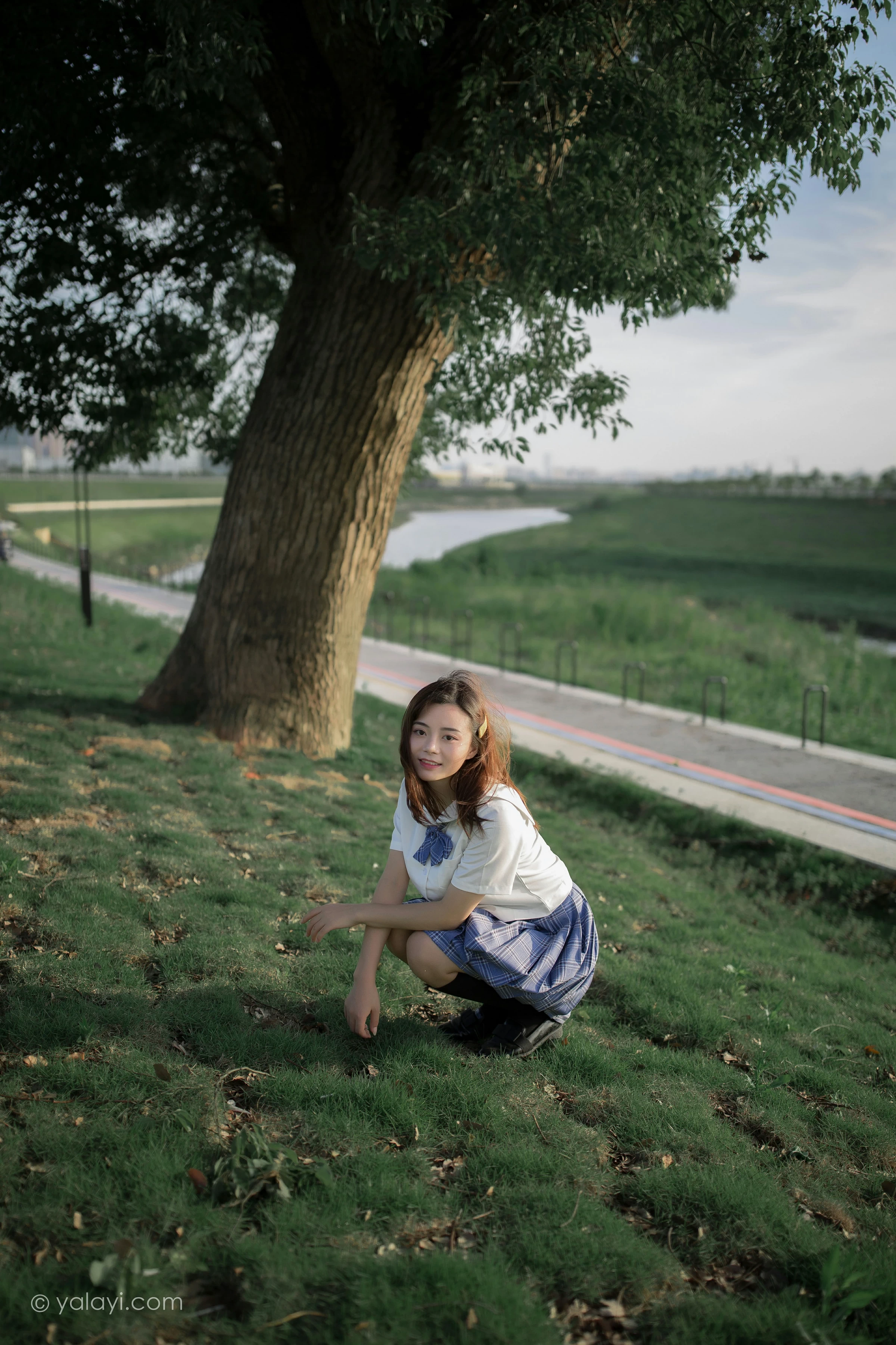 [YALAYI雅拉伊]NO.677 《青春在河畔奔走》 枝娅 白色JK制服与短裙加黑丝美腿写真第3张
