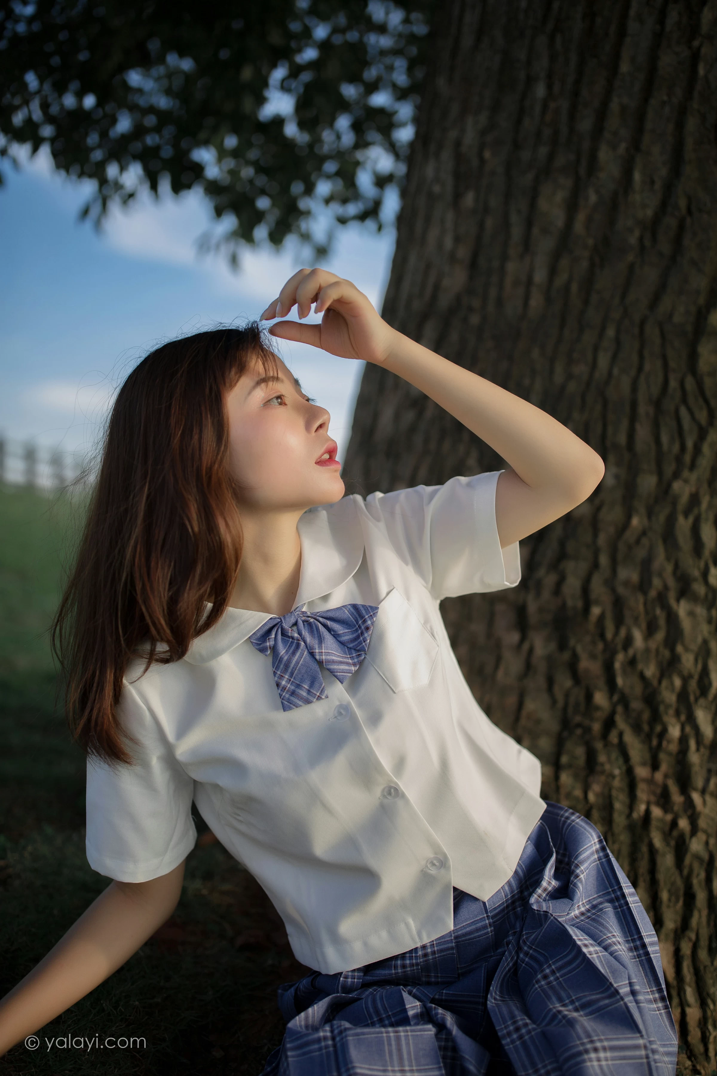 [YALAYI雅拉伊]NO.677 《青春在河畔奔走》 枝娅 白色JK制服与短裙加黑丝美腿写真第6张