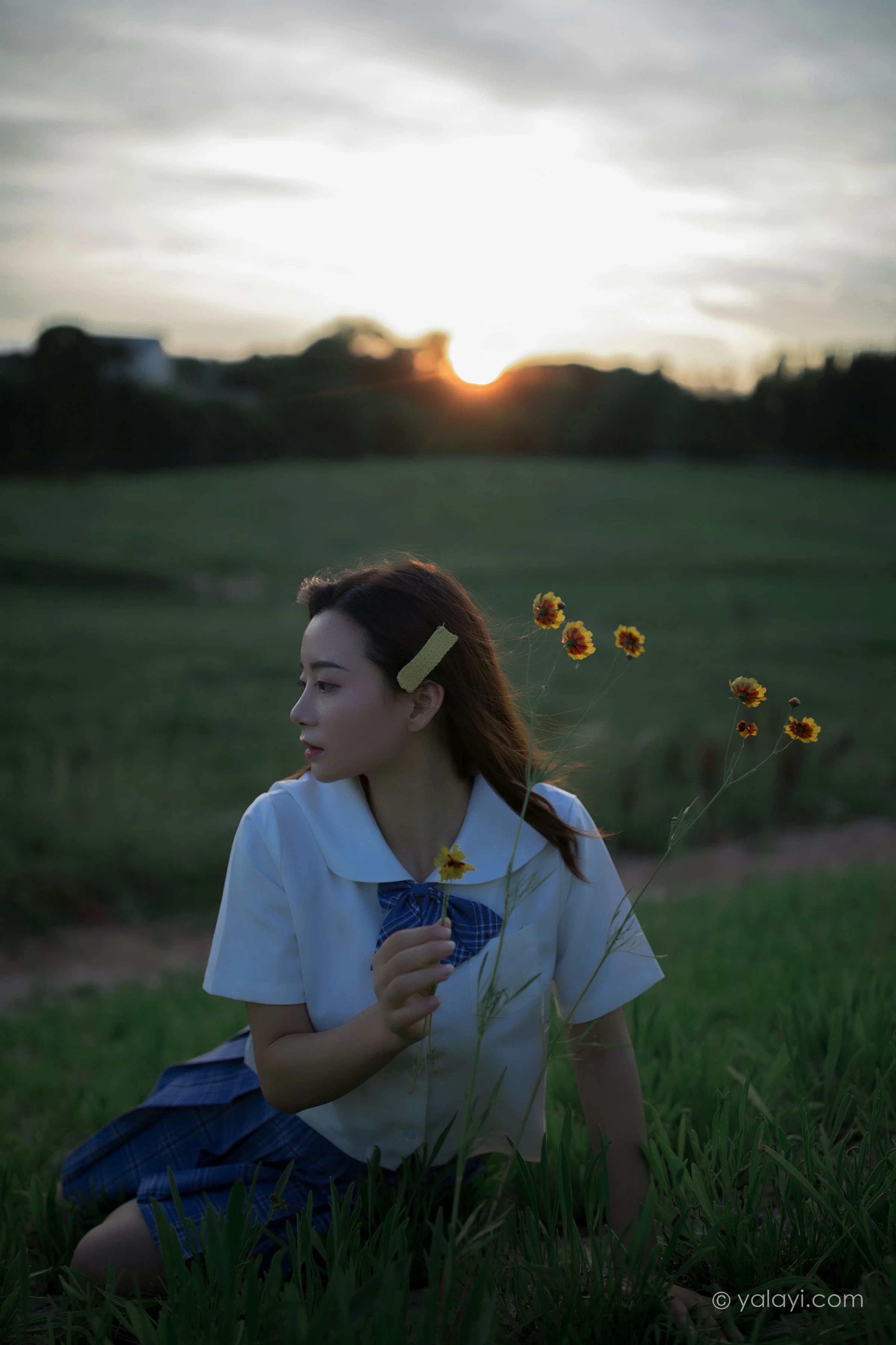 [YALAYI雅拉伊]NO.677 《青春在河畔奔走》 枝娅 白色JK制服与短裙加黑丝美腿写真第11张