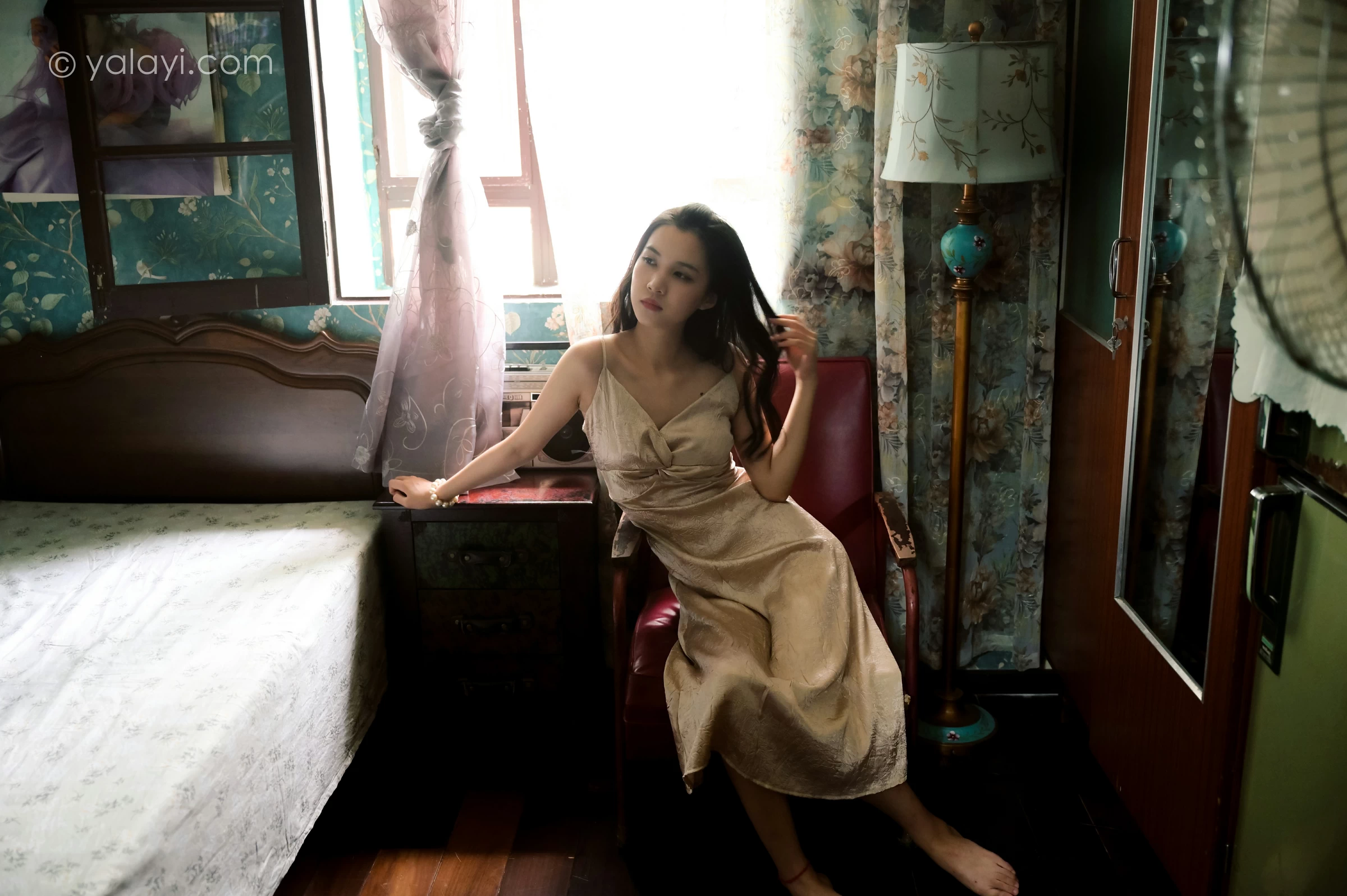 [YALAYI雅拉伊]NO.678 《绿窗》 方岚 黄色吊带连衣裙居家私房写真集第1张