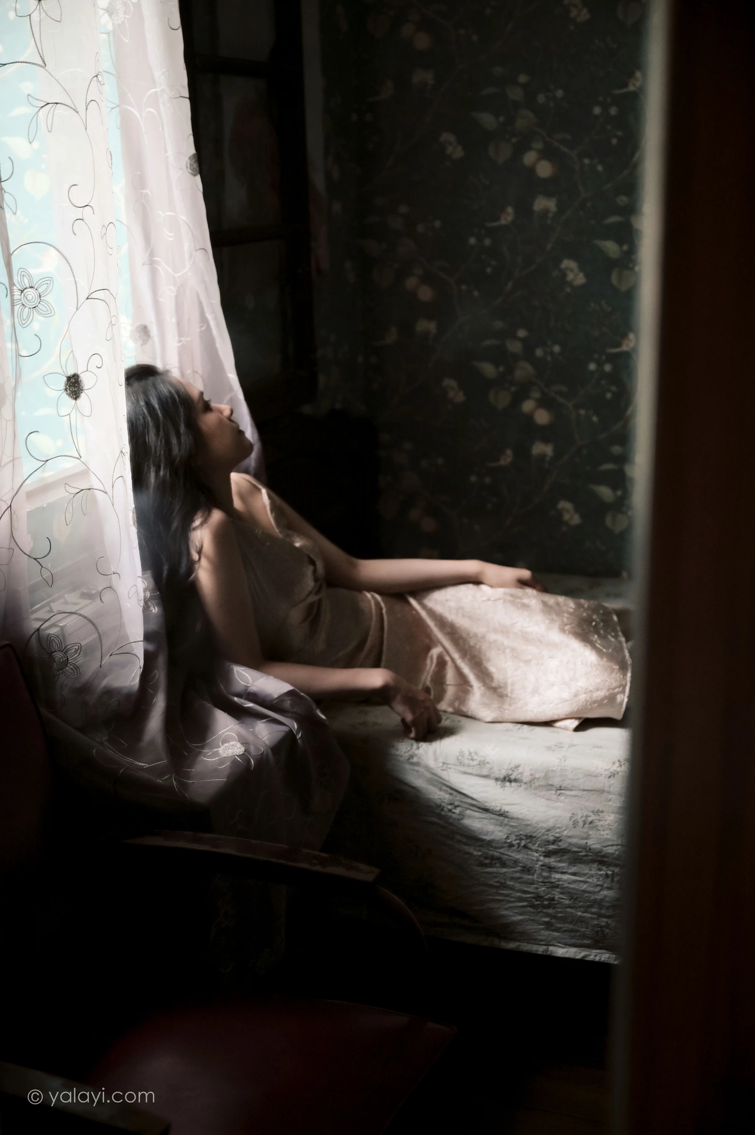 [YALAYI雅拉伊]NO.678 《绿窗》 方岚 黄色吊带连衣裙居家私房写真集第7张