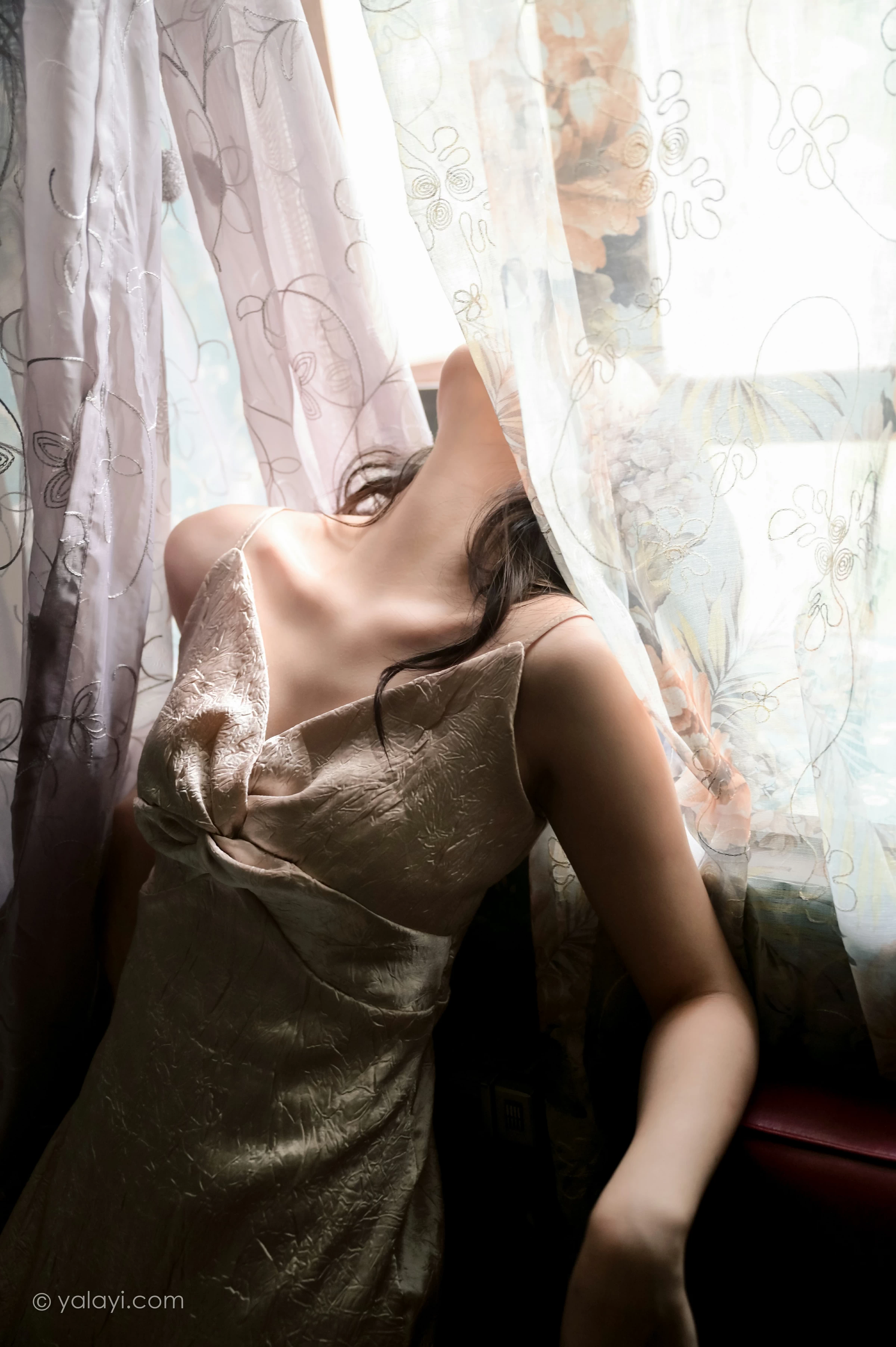 [YALAYI雅拉伊]NO.678 《绿窗》 方岚 黄色吊带连衣裙居家私房写真集第9张