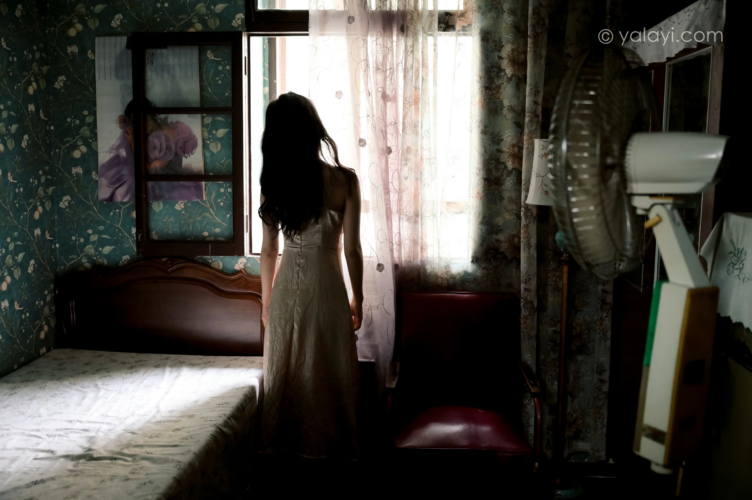 [YALAYI雅拉伊]NO.678 《绿窗》 方岚 黄色吊带连衣裙居家私房写真集第9张
