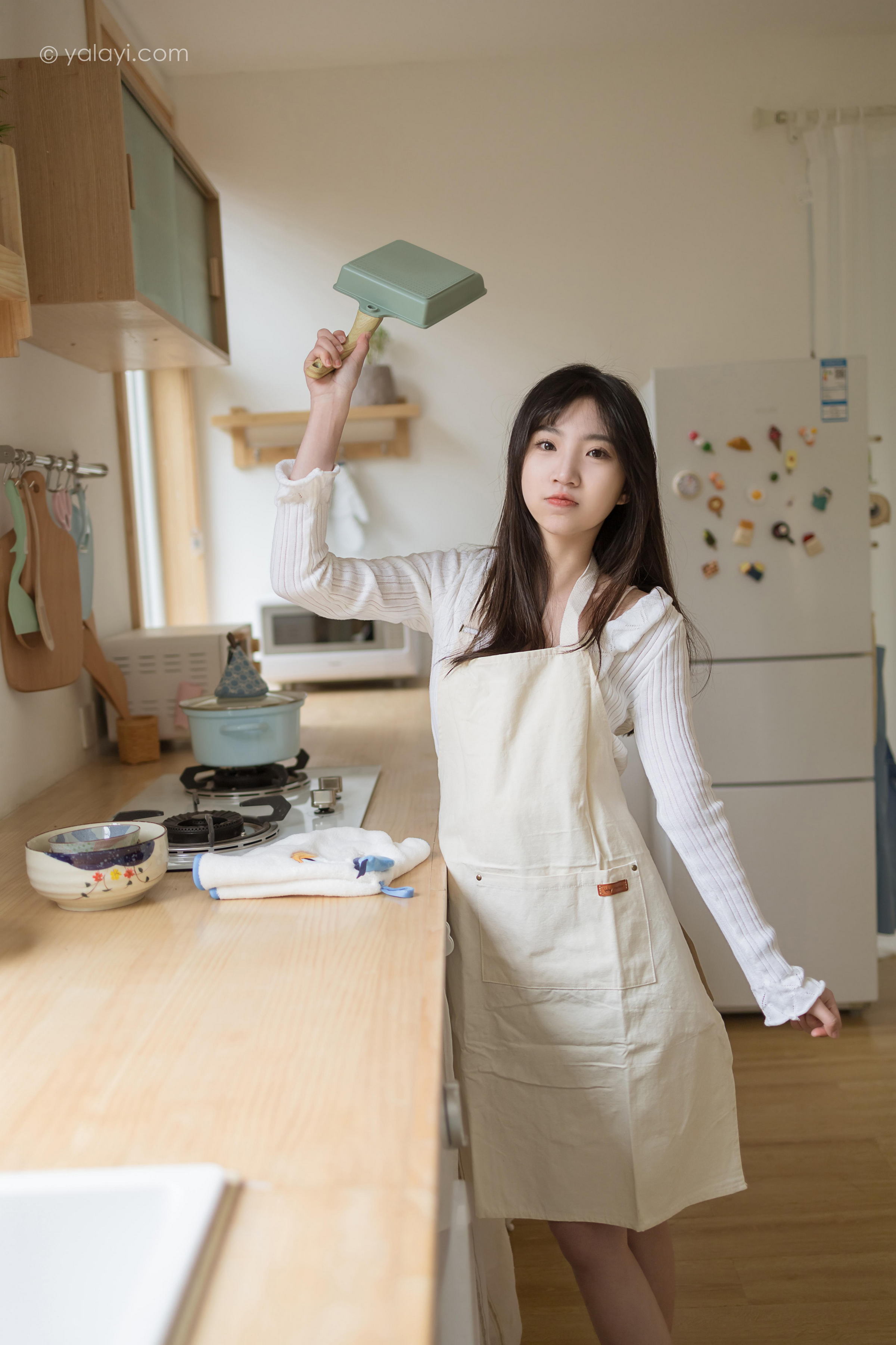 [YALAYI雅拉伊]2022.03.14 我的爱人 小乔 白色休闲外套加吊带围裙居家清纯写真集第2张