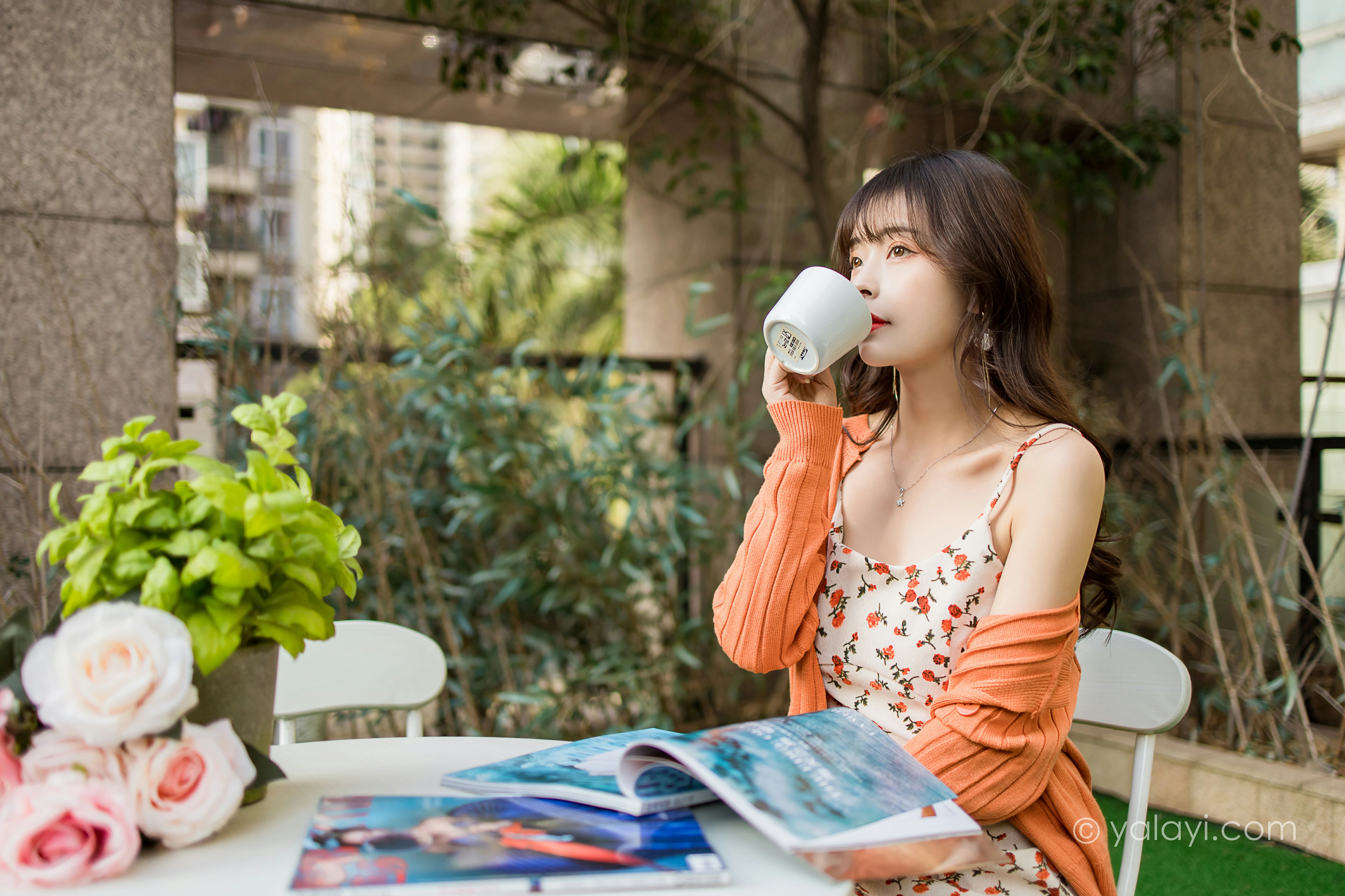 [YALAYI雅拉伊]NO.793 悠闲时光 程小蝶 橙色外套与粉色吊带连衣裙清纯写真集第5张