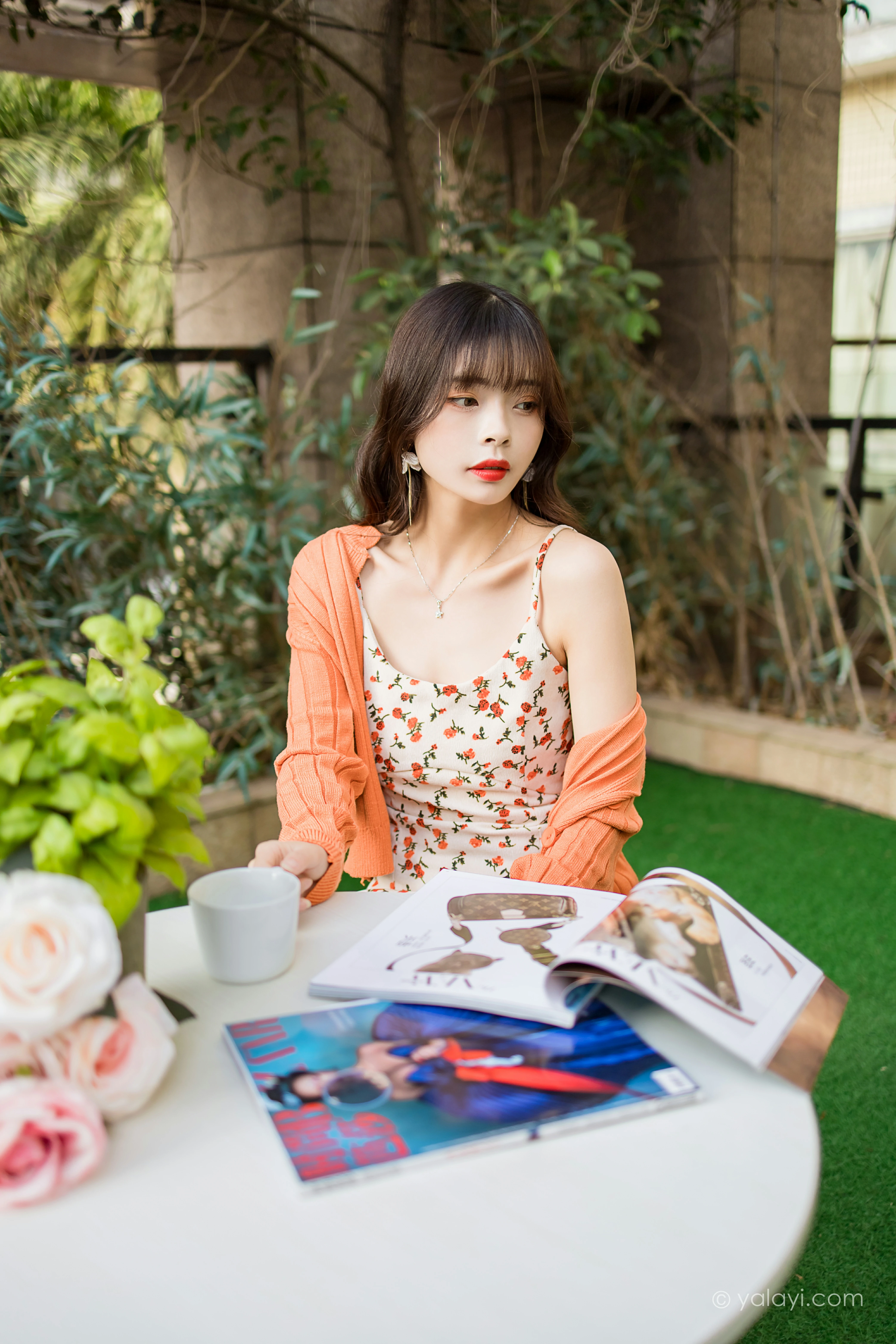 [YALAYI雅拉伊]NO.793 悠闲时光 程小蝶 橙色外套与粉色吊带连衣裙清纯写真集第5张