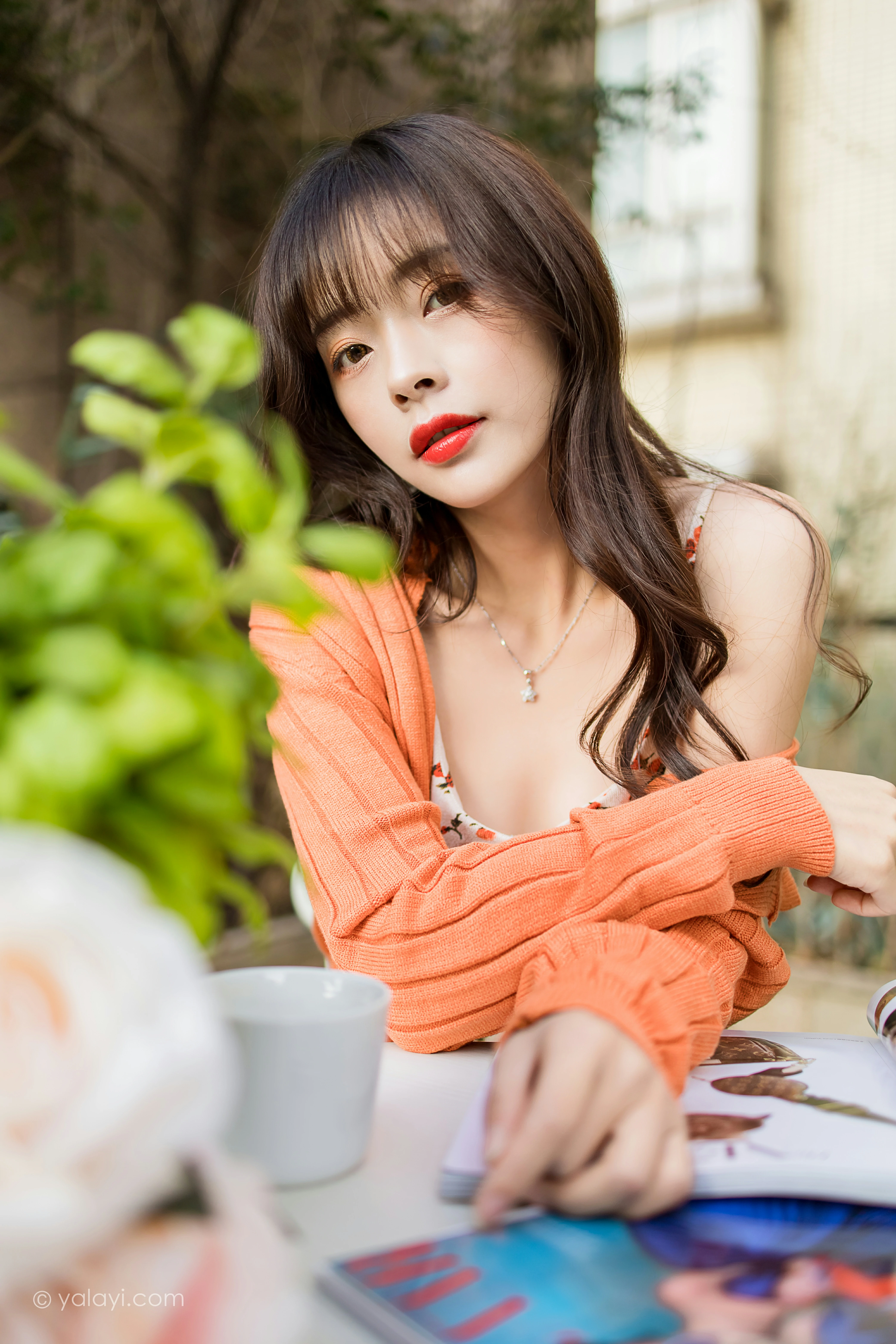 [YALAYI雅拉伊]NO.793 悠闲时光 程小蝶 橙色外套与粉色吊带连衣裙清纯写真集第7张