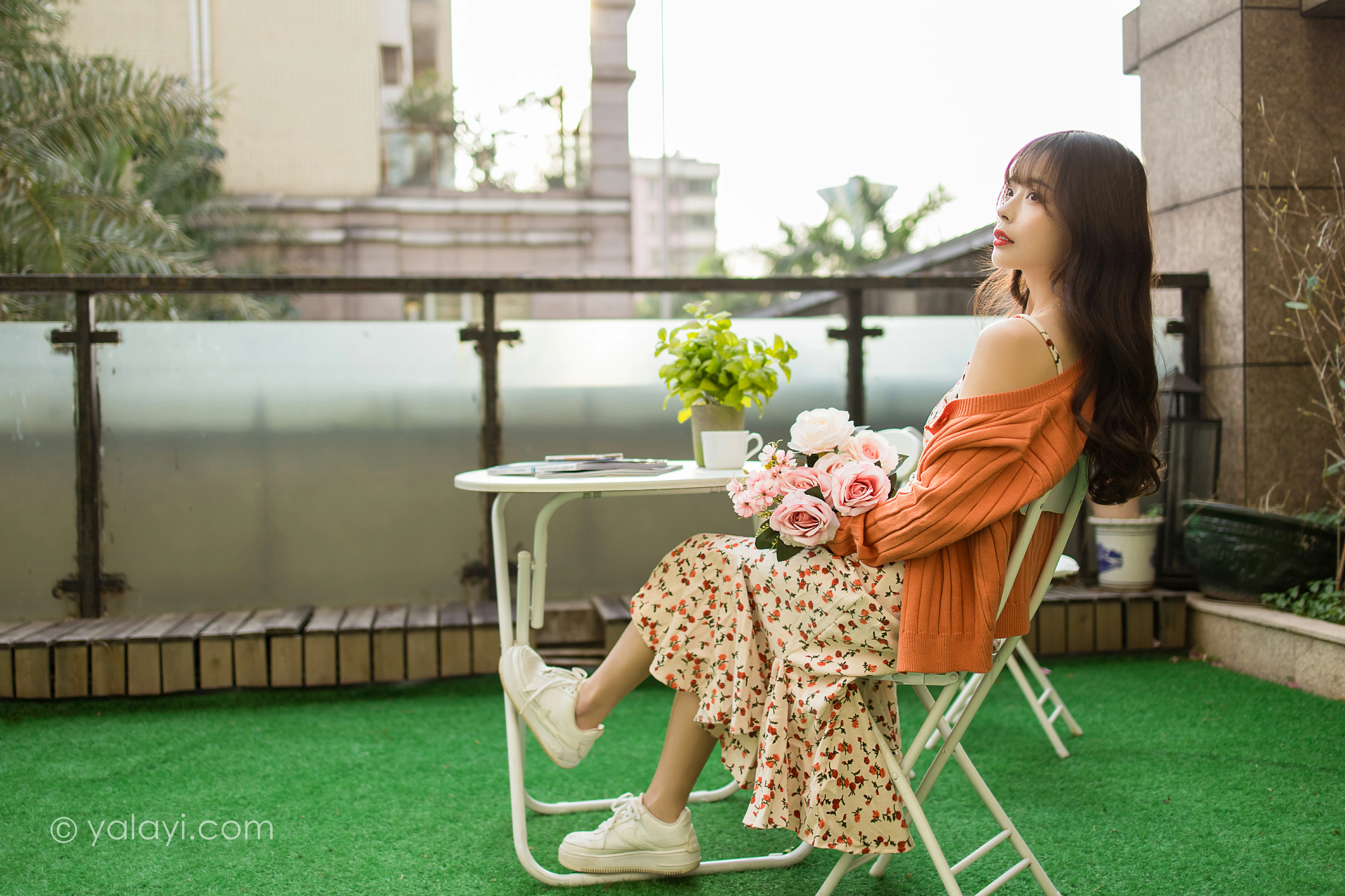 [YALAYI雅拉伊]NO.793 悠闲时光 程小蝶 橙色外套与粉色吊带连衣裙清纯写真集第12张