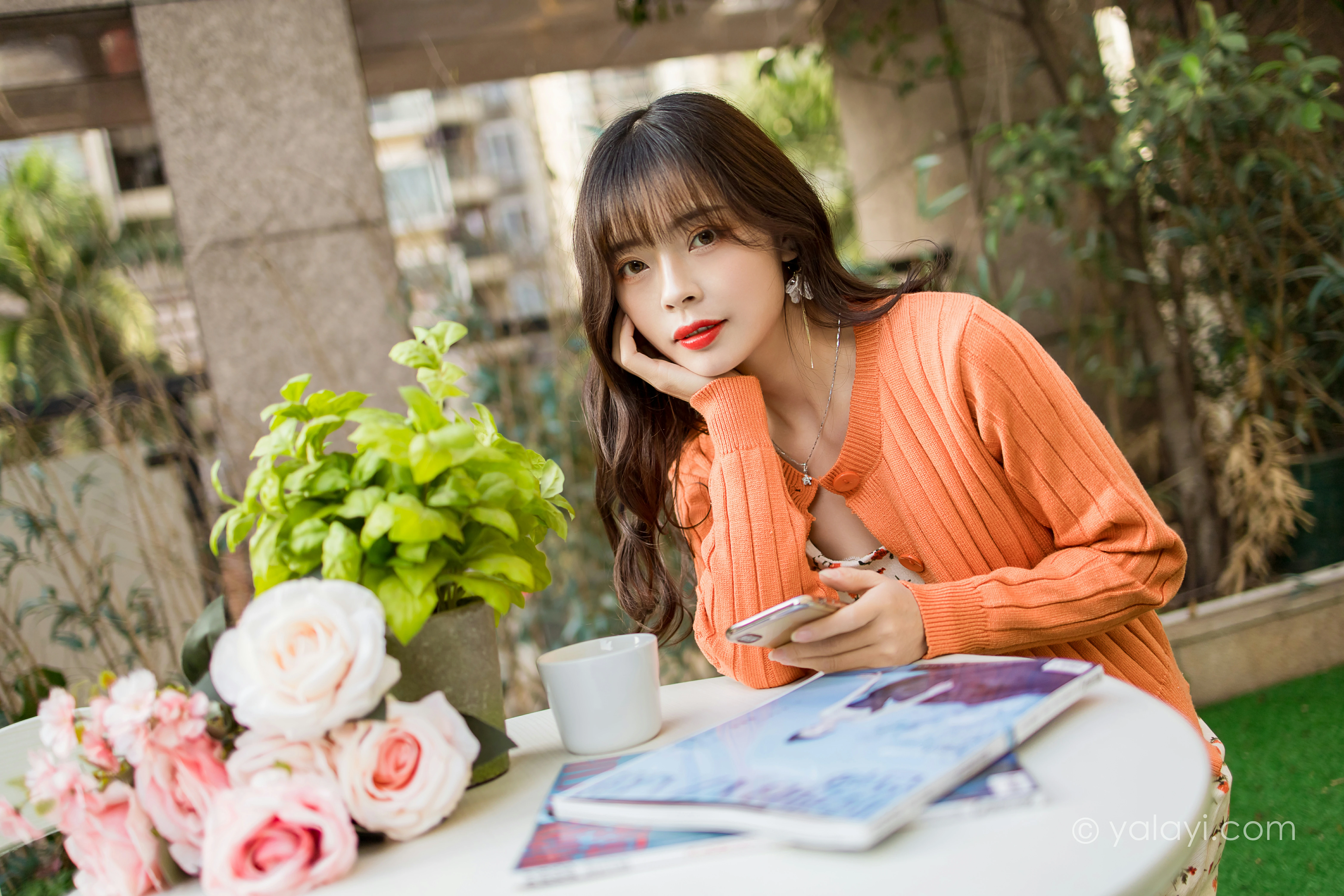 [YALAYI雅拉伊]NO.793 悠闲时光 程小蝶 橙色外套与粉色吊带连衣裙清纯写真集第8张