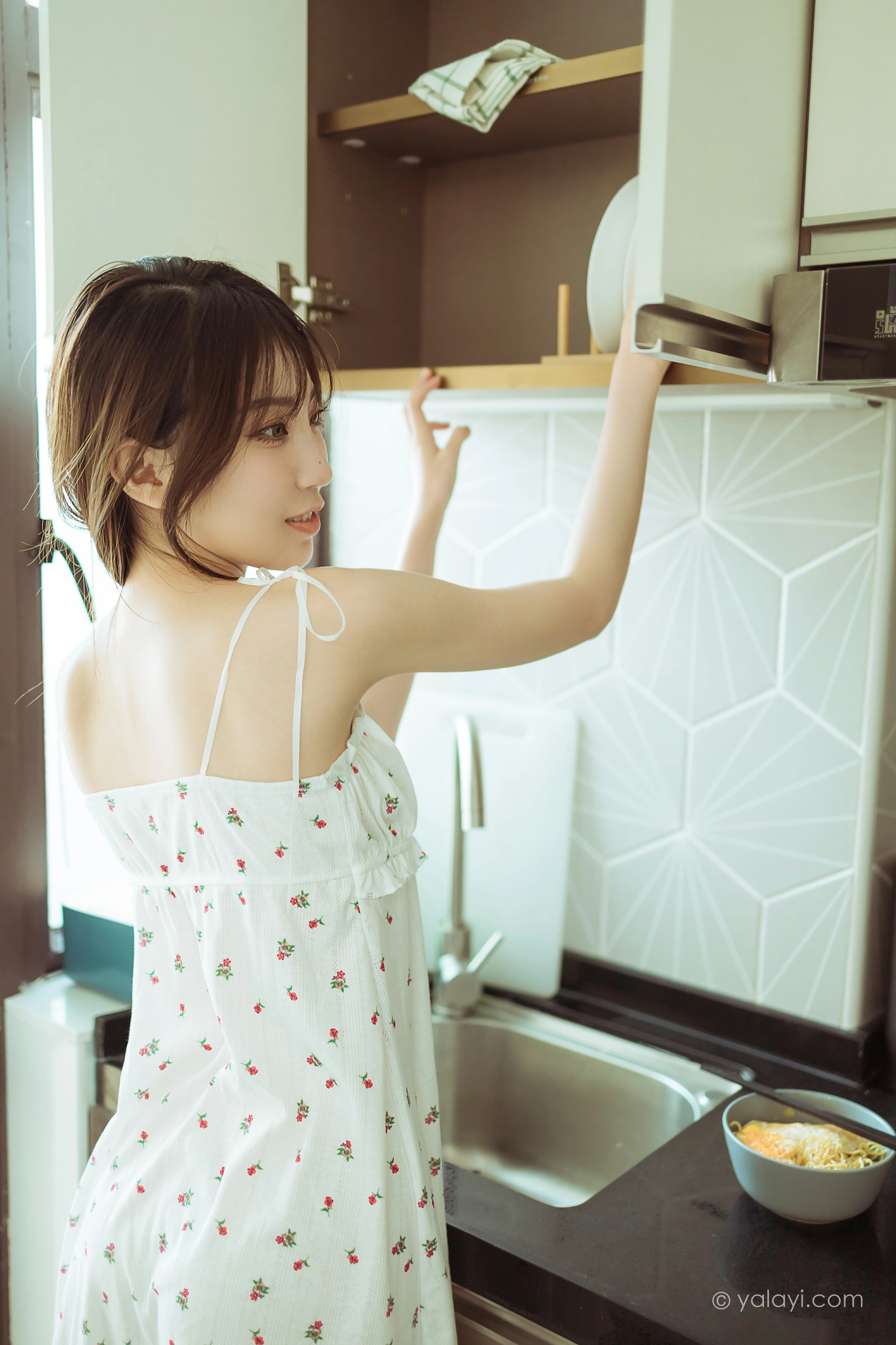 [YALAYI雅拉伊]NO.805 餐蛋面 小乔 白色吊带连衣裙居家清纯写真集第13张