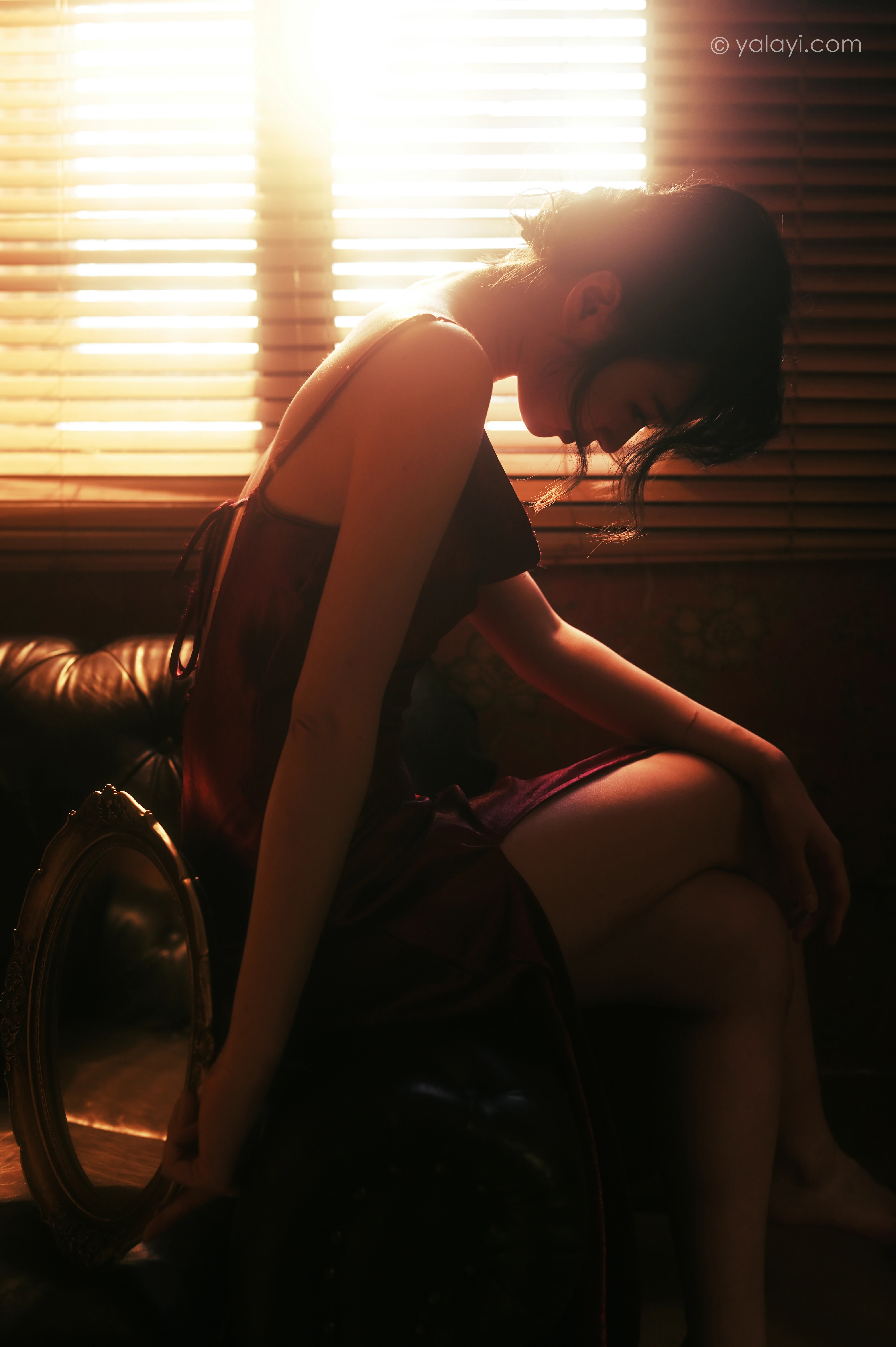 [YALAYI雅拉伊]NO.794 在窗边 京京 红色吊带裸背连衣裙居家性感写真集第3张