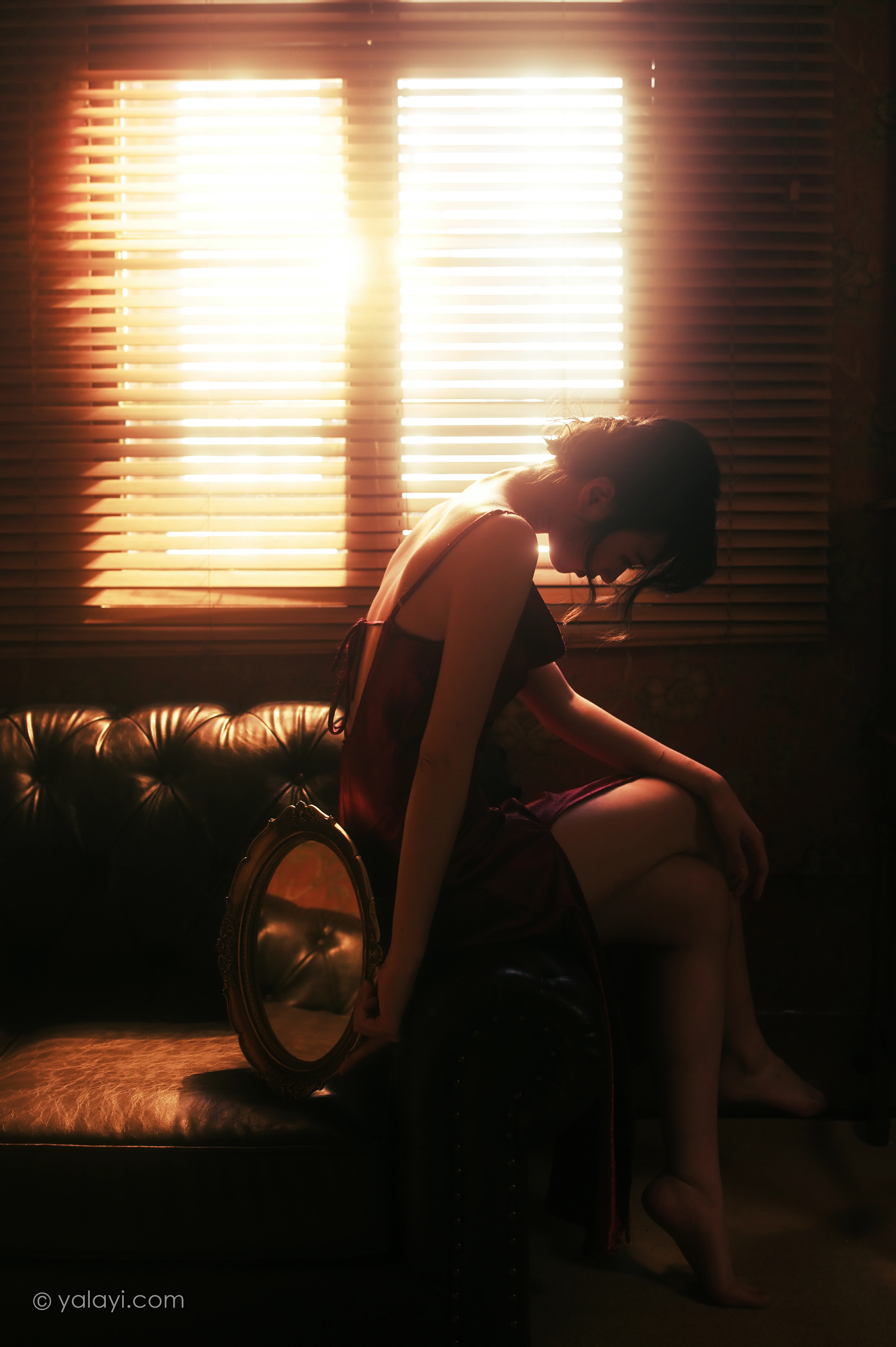 [YALAYI雅拉伊]NO.794 在窗边 京京 红色吊带裸背连衣裙居家性感写真集第3张