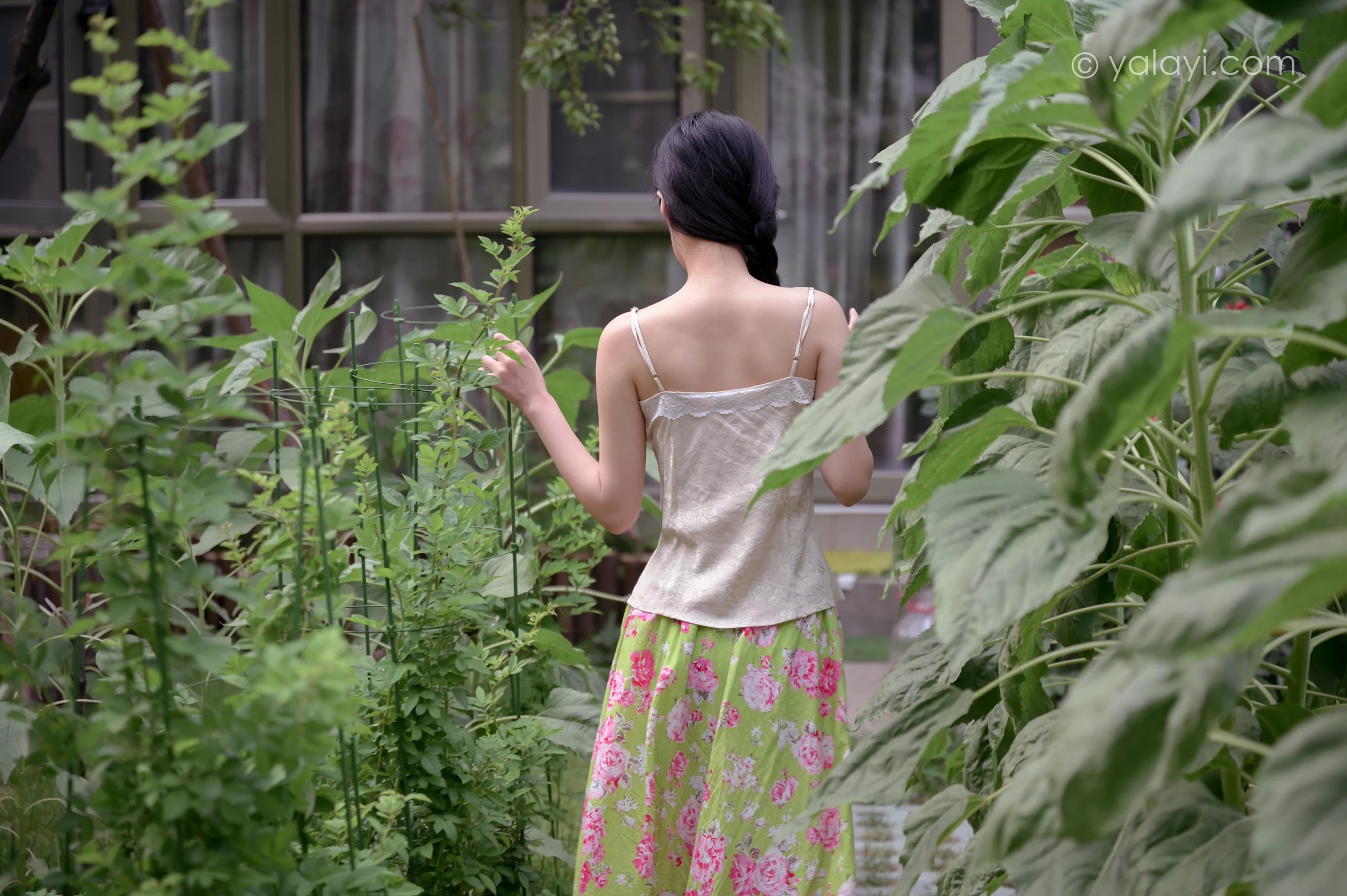 [YALAYI雅拉伊]NO.682 《孤芳不自赏》 方岚 白色蕾丝小背心加碎花短裙私房写真集第2张