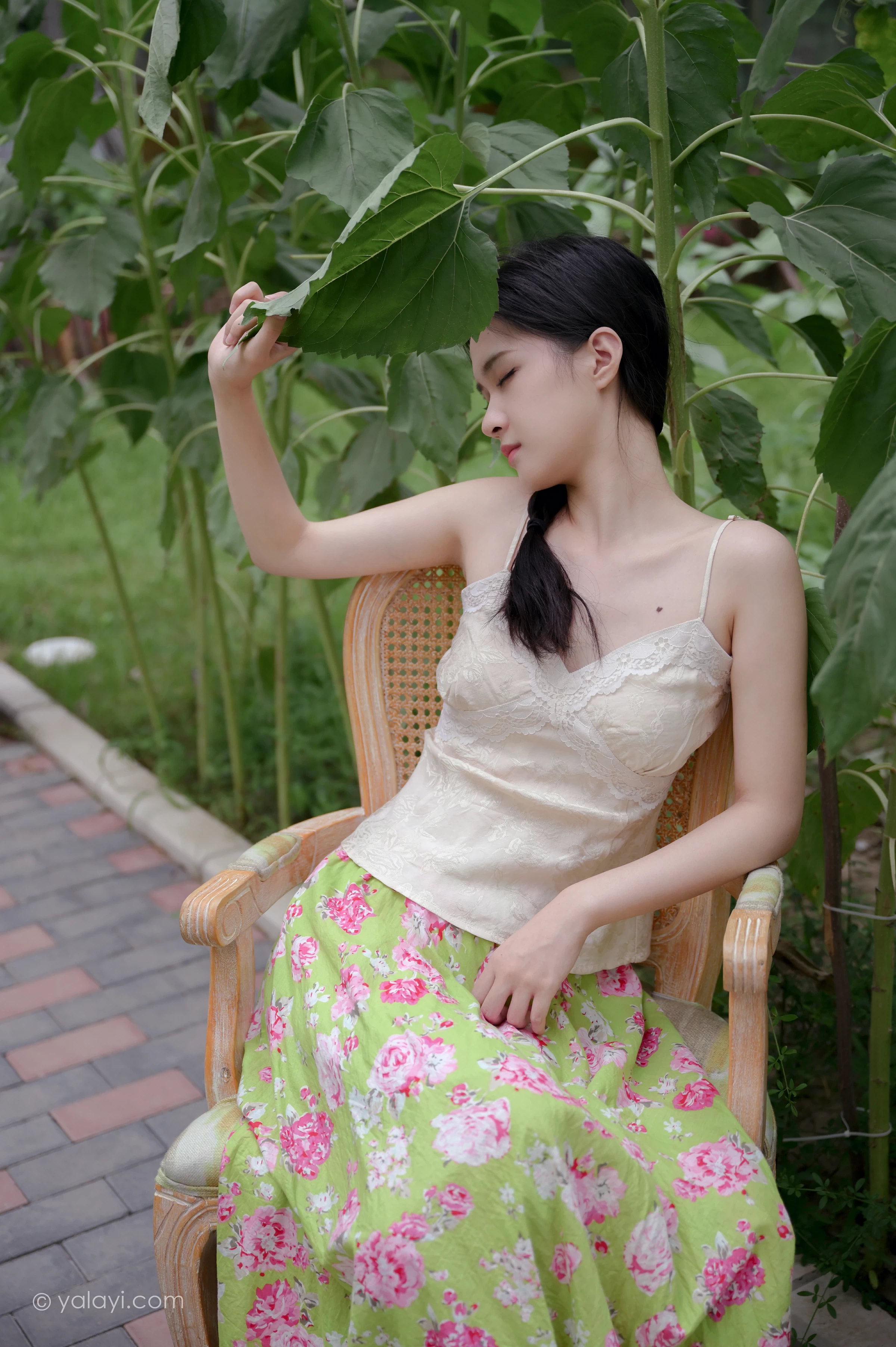 [YALAYI雅拉伊]NO.682 《孤芳不自赏》 方岚 白色蕾丝小背心加碎花短裙私房写真集第10张