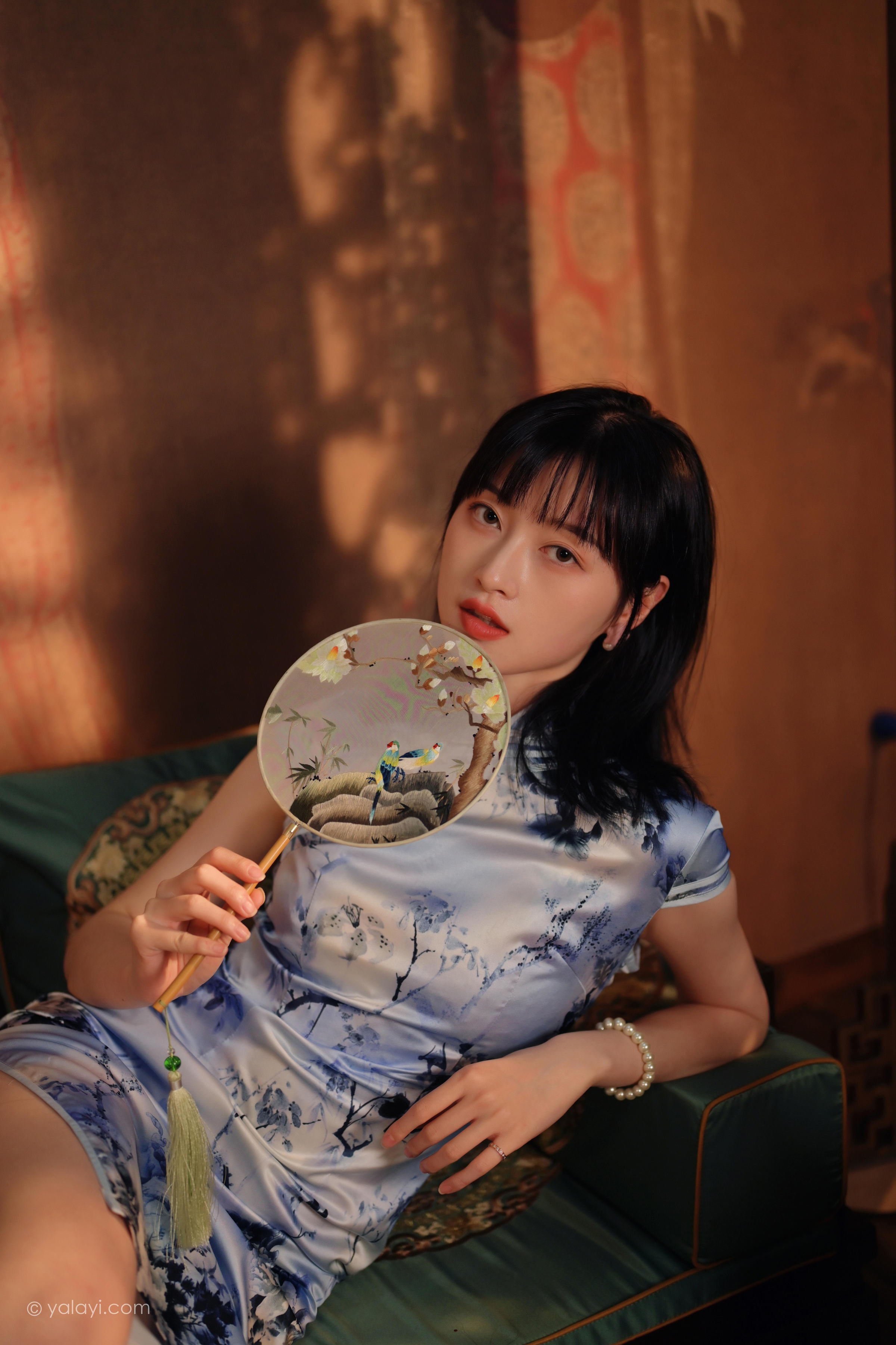 [YALAYI雅拉伊]2022.03.18 绝代芳华 京京 银色无袖旗袍民国风优雅写真集第12张