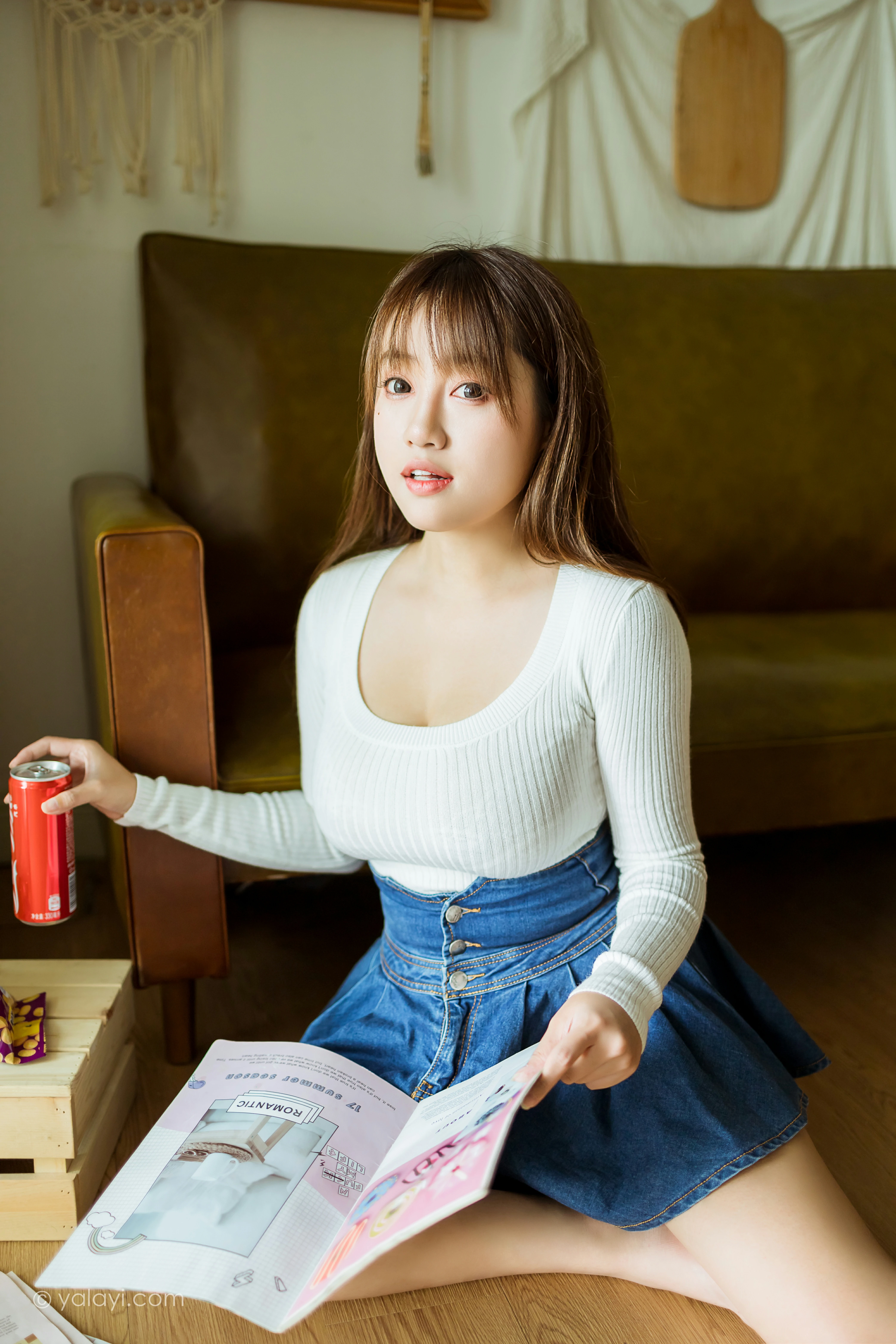 [YALAYI雅拉伊]NO.795 宅女日常 虞艺 白色毛衣加牛仔短裙性感私房写真集第4张